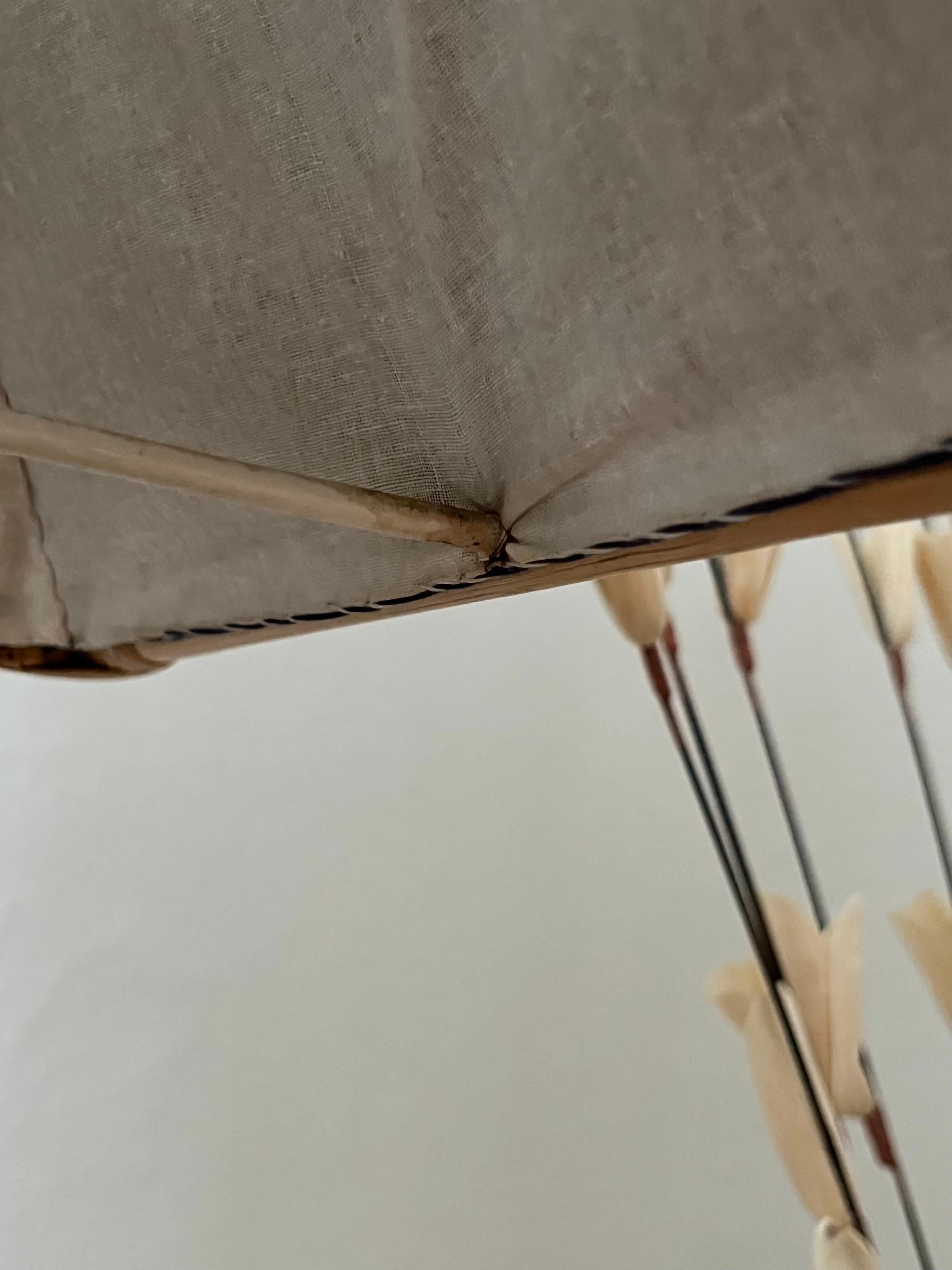 Lámpara de mesa italiana de ratán/bambú con pantalla textil cosida a mano Años 60 en venta 1
