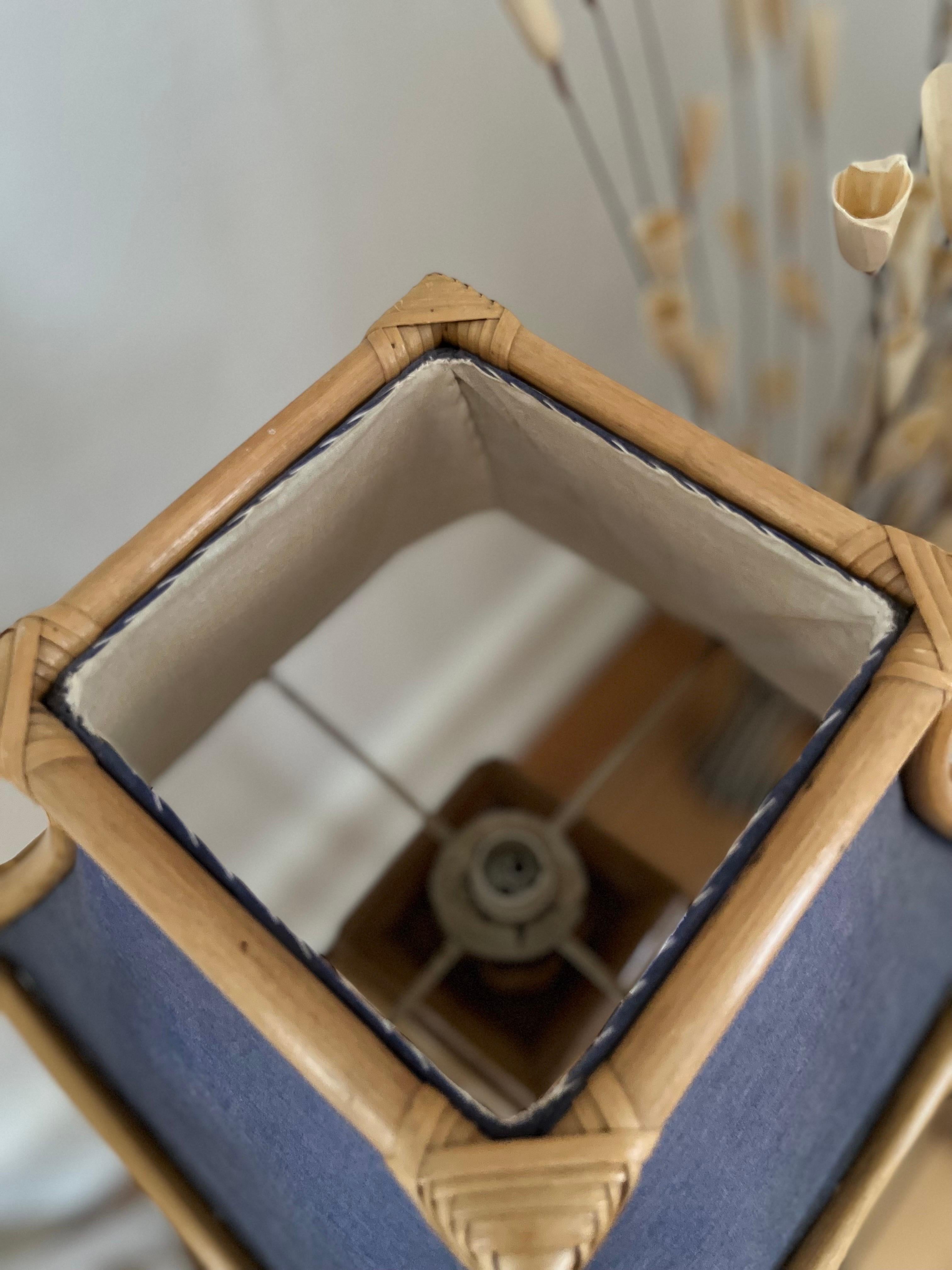 Lámpara de mesa italiana de ratán/bambú con pantalla textil cosida a mano Años 60 en venta 2