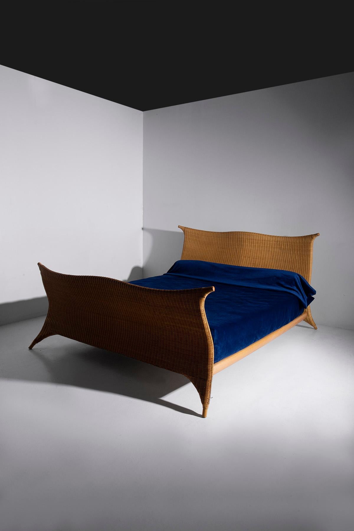 Dans le monde enchanteur du mobilier de chambre à coucher, il existe une création intemporelle des mains artistiques de PierAntonio Bonaccina, un chef-d'œuvre né dans les vibrantes années 1970. Ce lit en rotin italien est un témoignage de