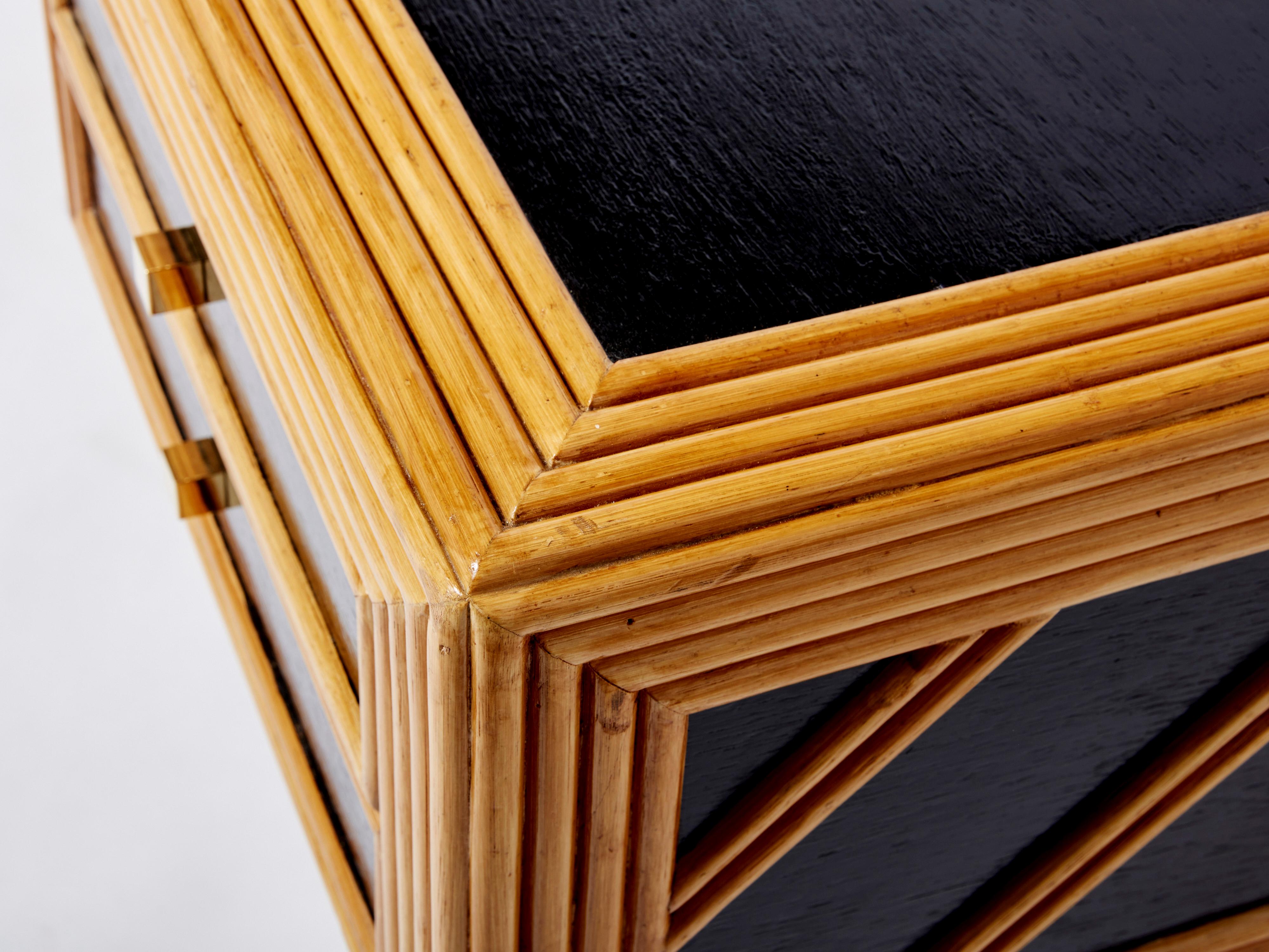 Italienisch Rattan schwarz lackiertem Holz Messing Griffe Executive Schreibtisch 1970er Jahre im Angebot 2
