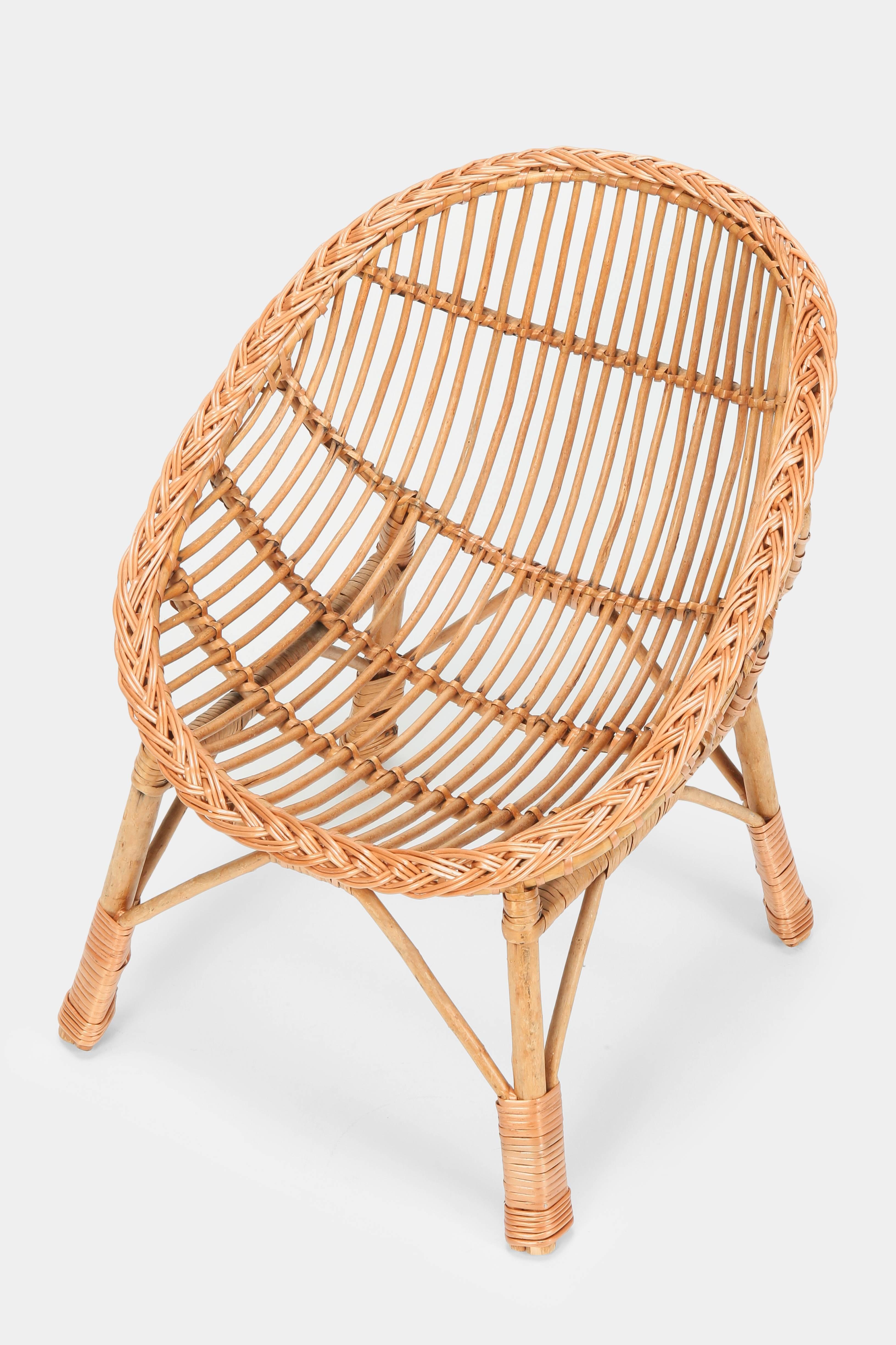 Handmade children’s chair manufactured in the 1950s in Italy. Basket with decorative woven frame on a wood base.
 