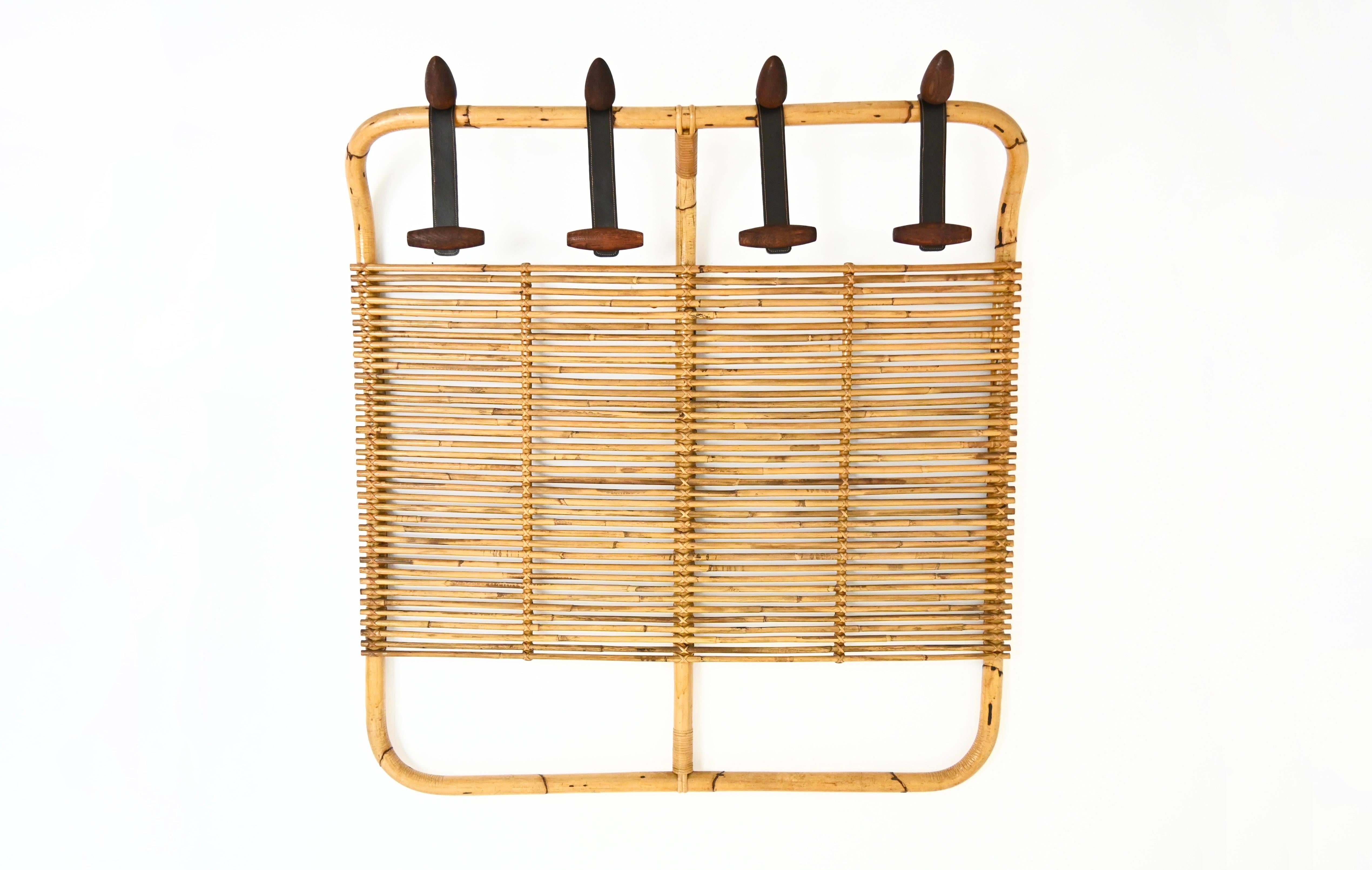 Italian wall coat rack in rattan, leather and wood
Wear due to time and age of the coat rack.
FOR SHIPPING, REQUEST US FOR RECEIVE THE BEST PRICE
