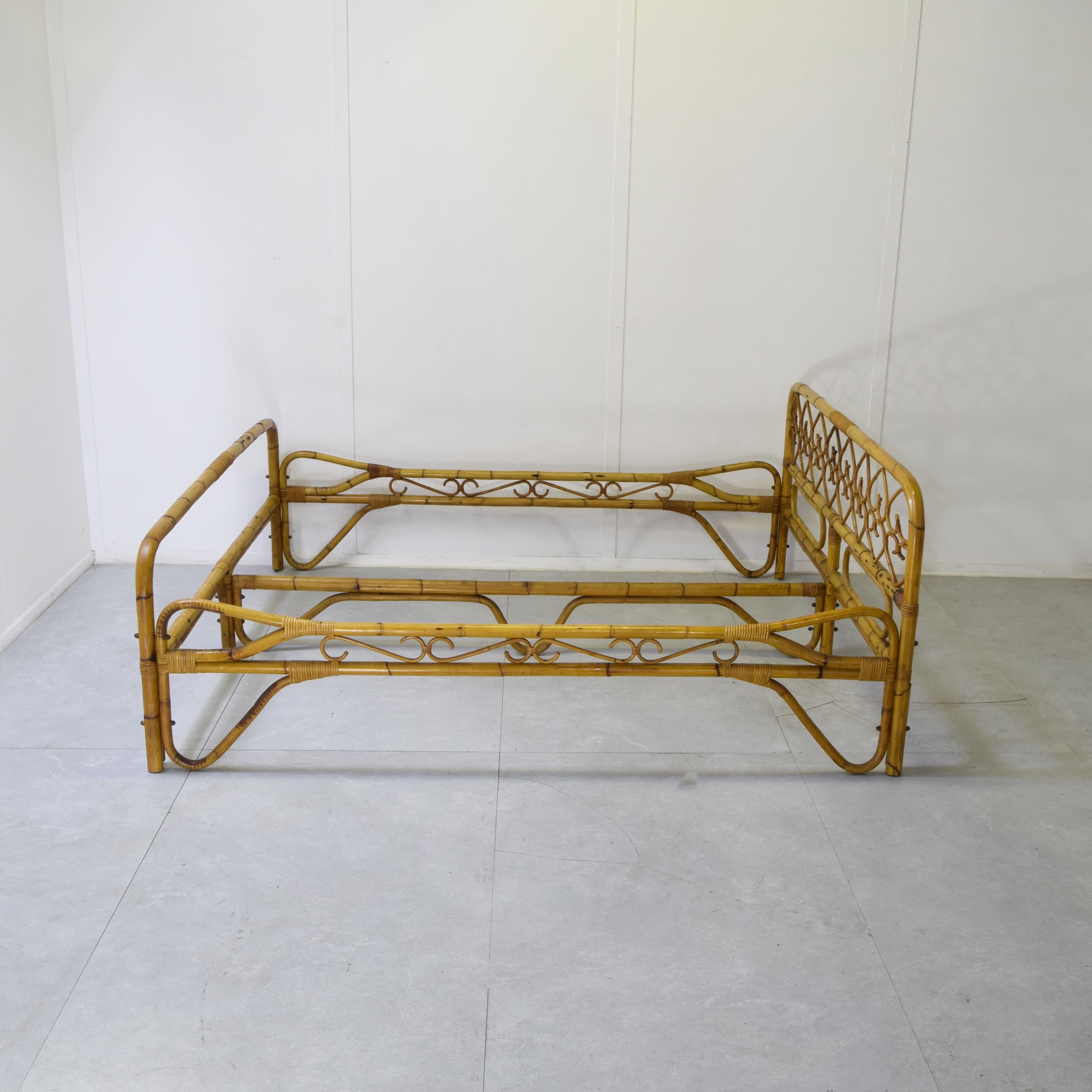 Bambou Lit double en rotin italien des années 1960. en vente