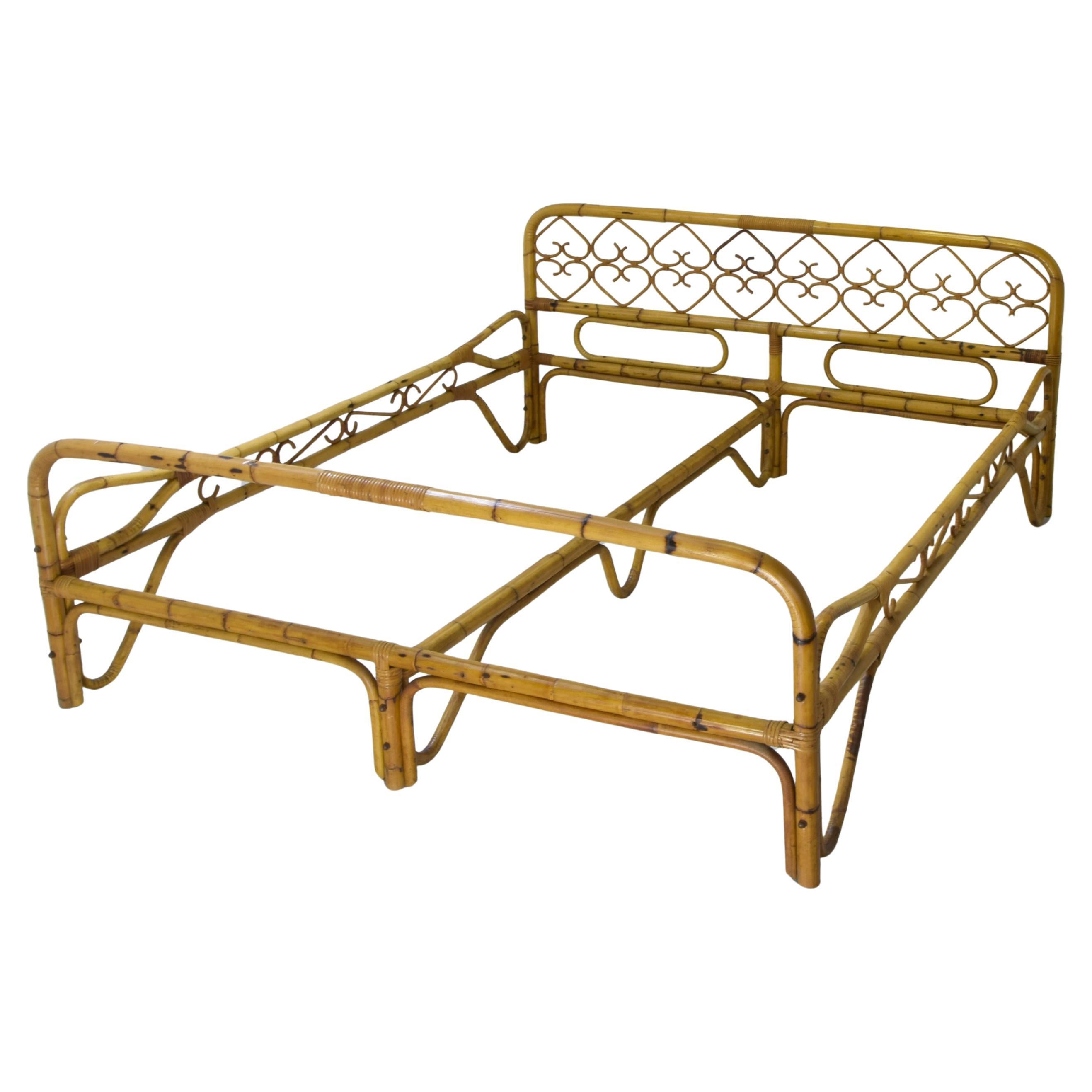 Le lit a un cadre en bambou ou en rotin (osier).
La structure est entièrement constituée de cannes de bambou ou de rotin qui sont pliées et attachées, ce qui lui donne un aspect organique et artisanal. La couleur est un brun doré.
La tête de lit est