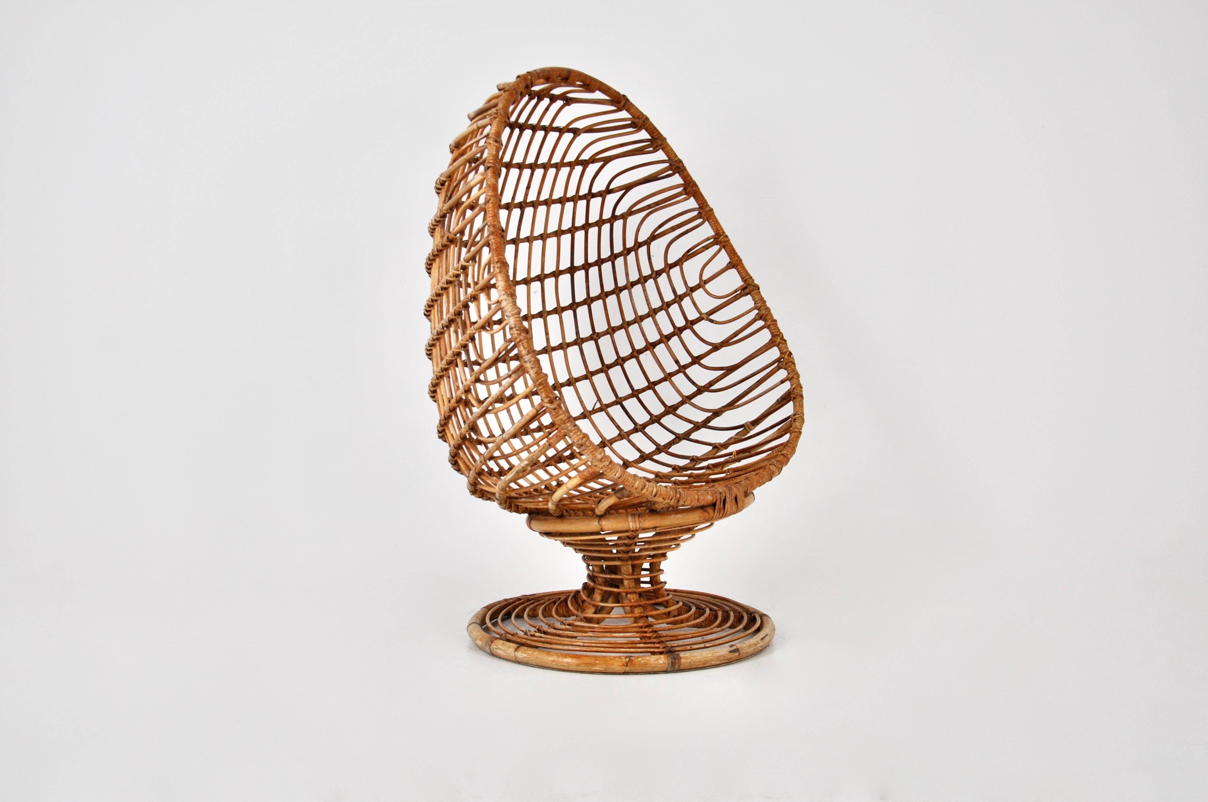 Rattan Egg armchair. Seat height: 40cm. Wear and tear due to time and age of the armchairs.