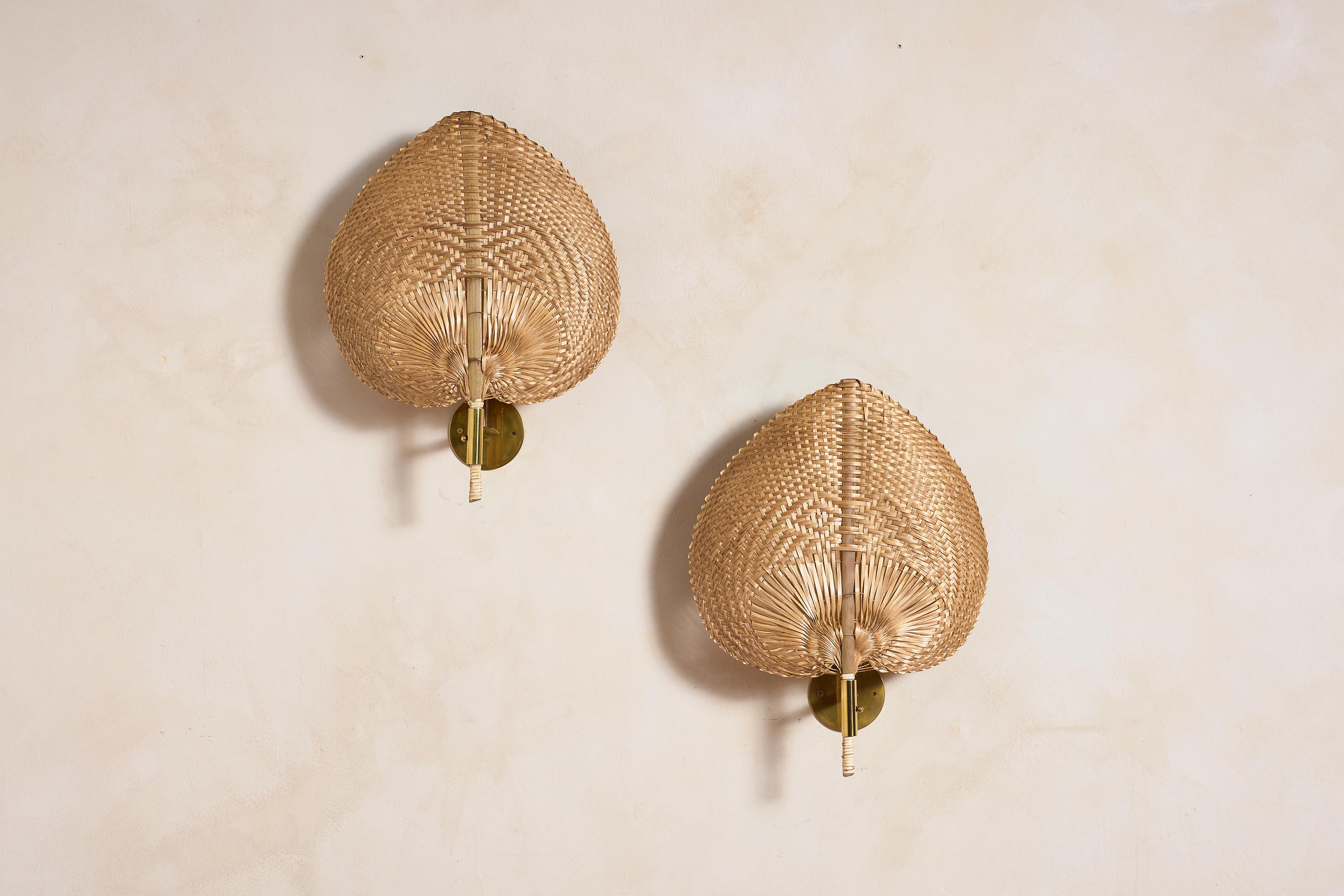 Paire d'appliques en rotin de Vivai del Sud et dans le style d'Ingo Maurer, Italie, années 1970 

Magnifique design naturel tissé et quincaillerie murale en laiton 

Nouveau câblage