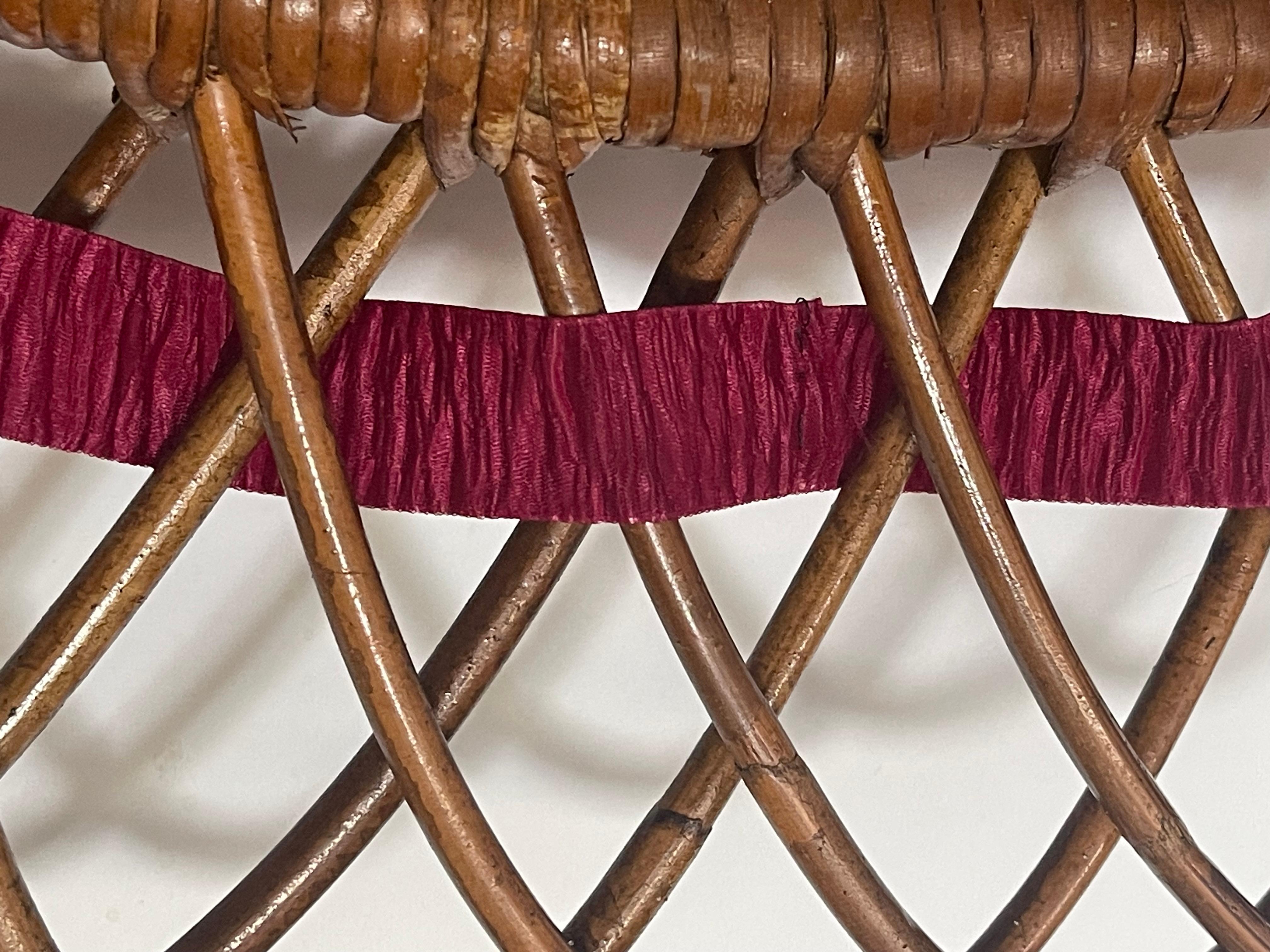 Miroir en rotin italien Franco Albini avec ruban bourgogne Bon état - En vente à Boca Raton, FL