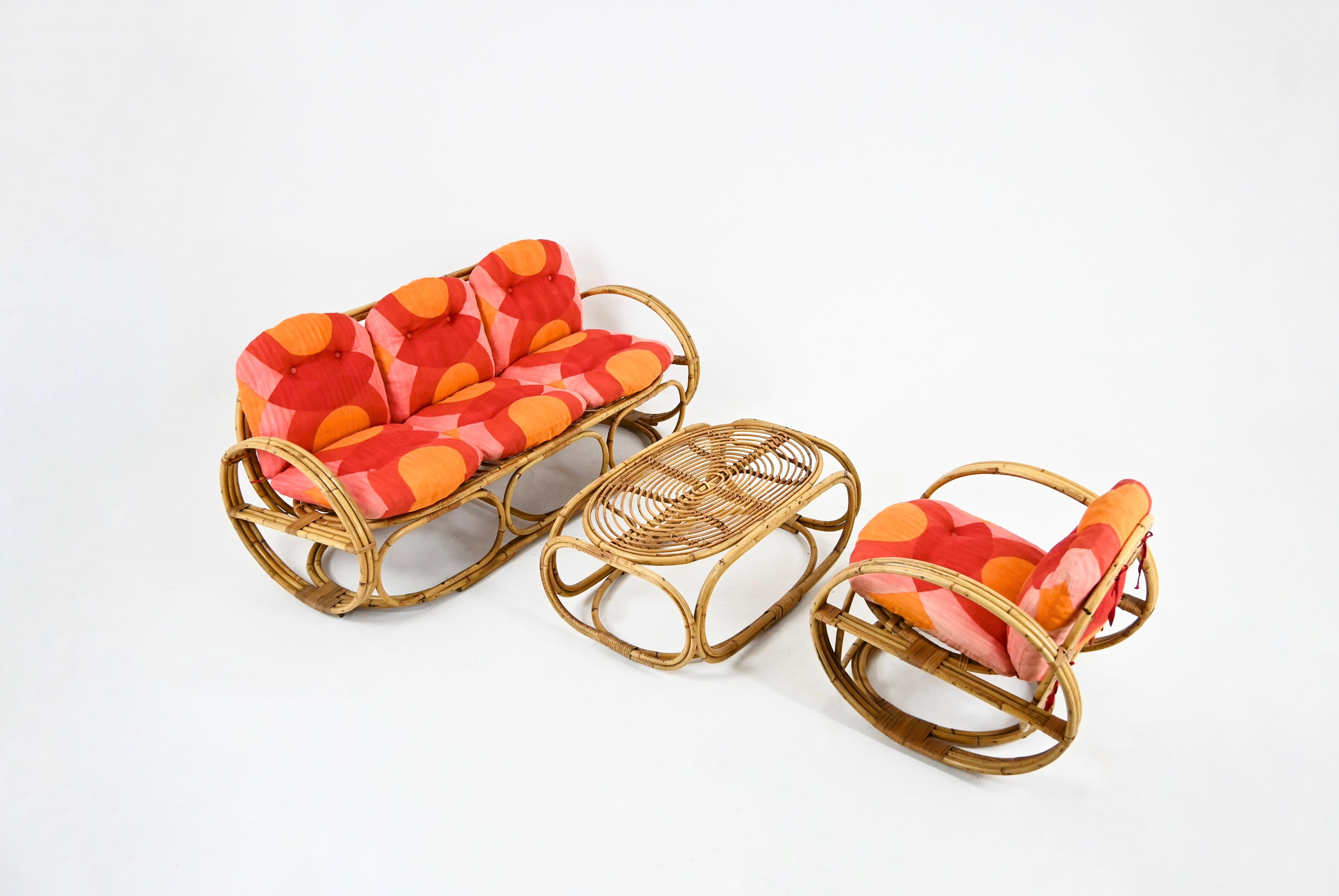 Conjunto de salón de ratán con cojines de tela que incluye 1 sofá, 1 mesa de centro y 1 sillón. 
Dimensiones:
Sofá: 76 cm Ancho: 167 cm Fondo: 72 cm Altura del asiento: 36 cm
Mesa: Alto: 41 cm Ancho: 95 cm Fondo: 58 cm
Sillón: Alto: 70 cm Ancho: 66