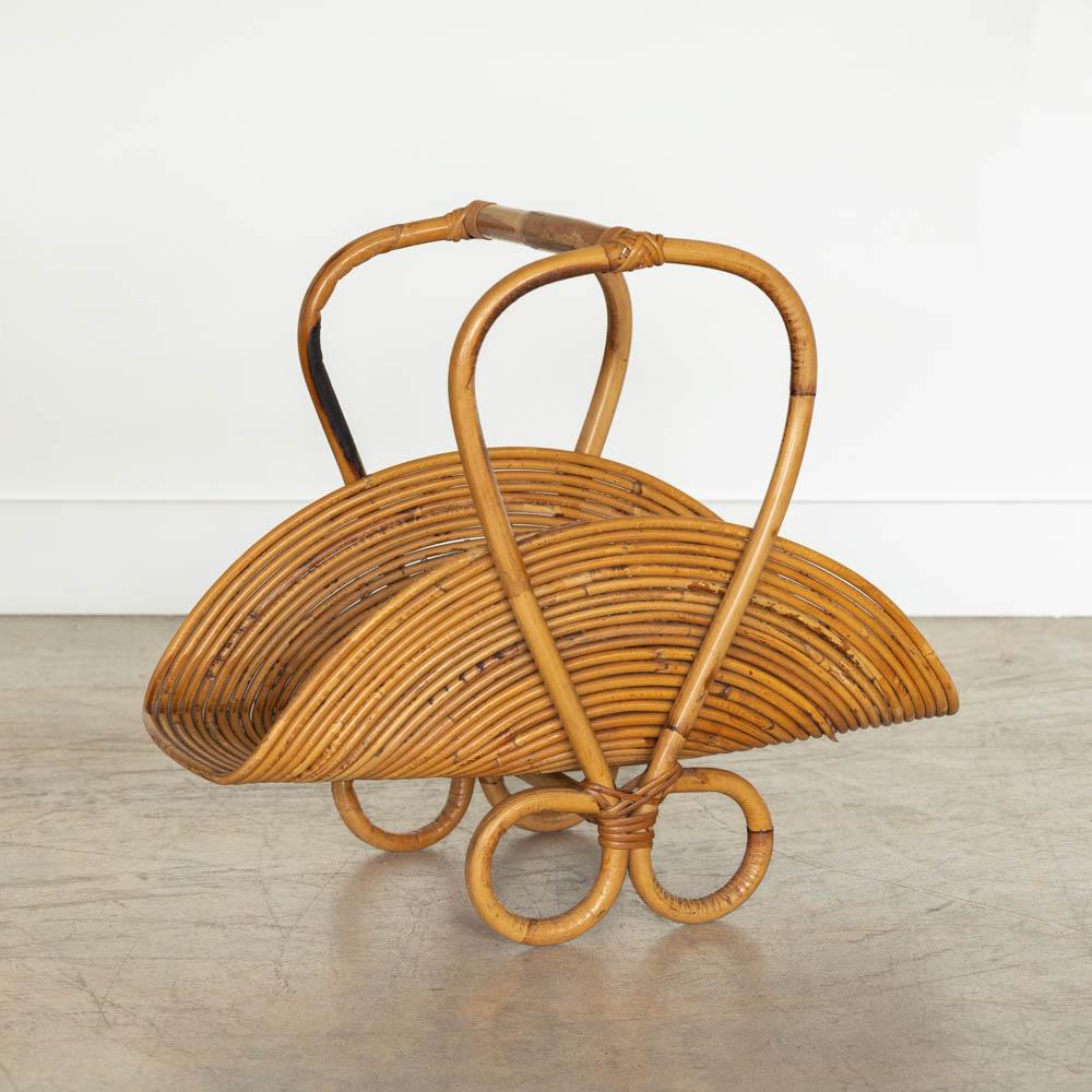 Grazioso portariviste in rattan con dettagli in rattan curvato proveniente dall'Italia, anni '60. Ottime condizioni con colorazione e patina originale del rattan. Un pezzo unico e accattivante.