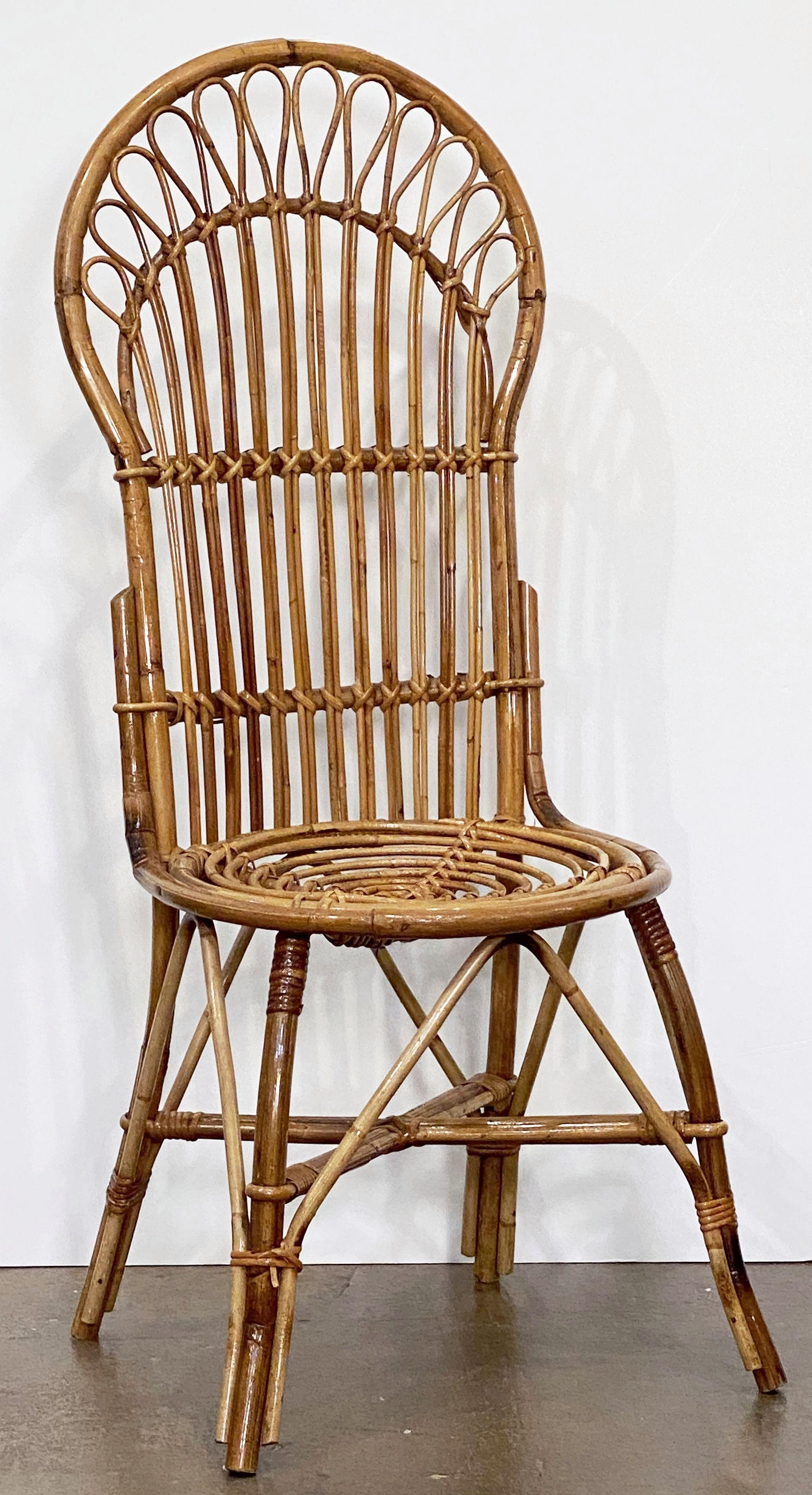 Une belle chaise italienne vintage à dossier en éventail du milieu du 20e siècle en rotin tressé et en bambou présentant un design élégant au niveau du dossier, de l'assise et des pieds.

Deux disponibles - Se renseigner