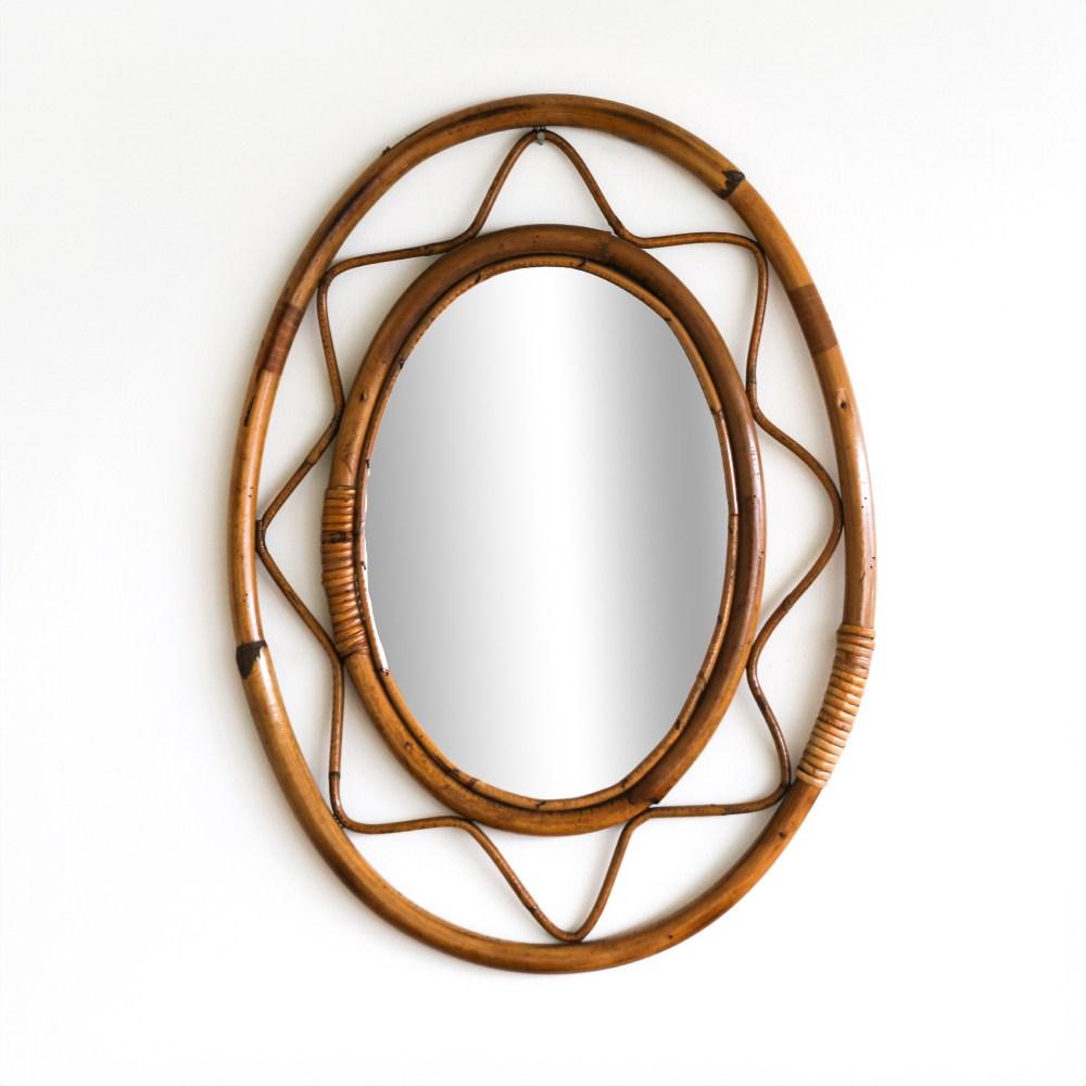 Magnifique miroir en rotin de forme ovale, Italie, années 1960. Design/One unique avec du rotin ondulé en zig-zag entourant le miroir. Belle condition vintage avec le cadre en rotin et le miroir d'origine.