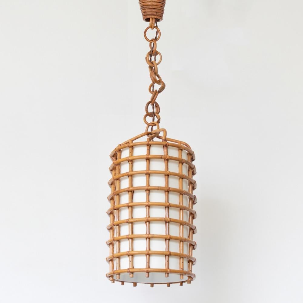 Bellissima lampada a sospensione in rattan di grandi dimensioni proveniente dall'Italia, anni '60. Telaio originale in rattan con una bella patina e una buona età. Paralume in carta appena sostituito con presa singola in ottone e baldacchino in