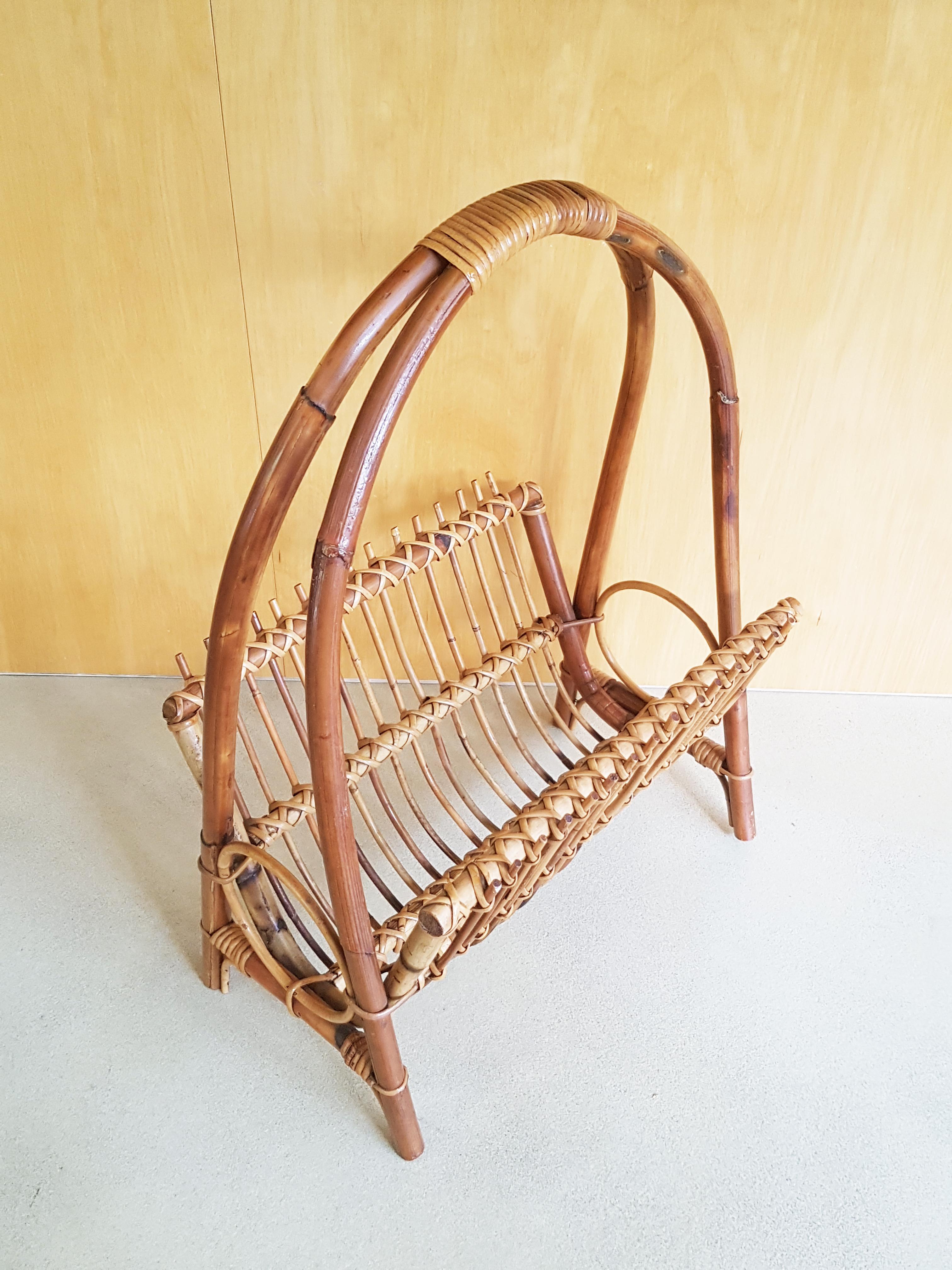 Rush and rattan magazine rack with high handle. Very good vintage condition.