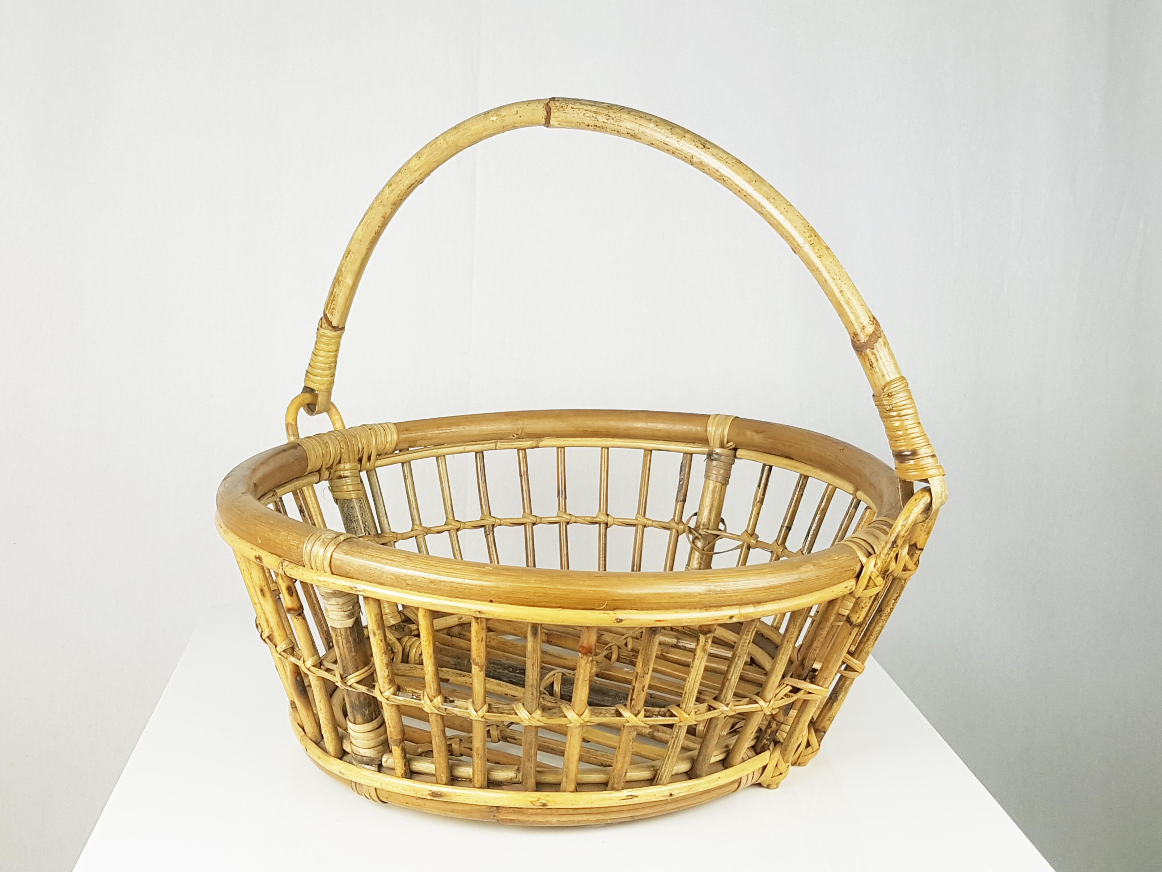 Rush and rattan basket with pivotable handle. Ideal as a magazine rack or fruit basket. Light oxidation and patina.
height: cm 18- 42.5.