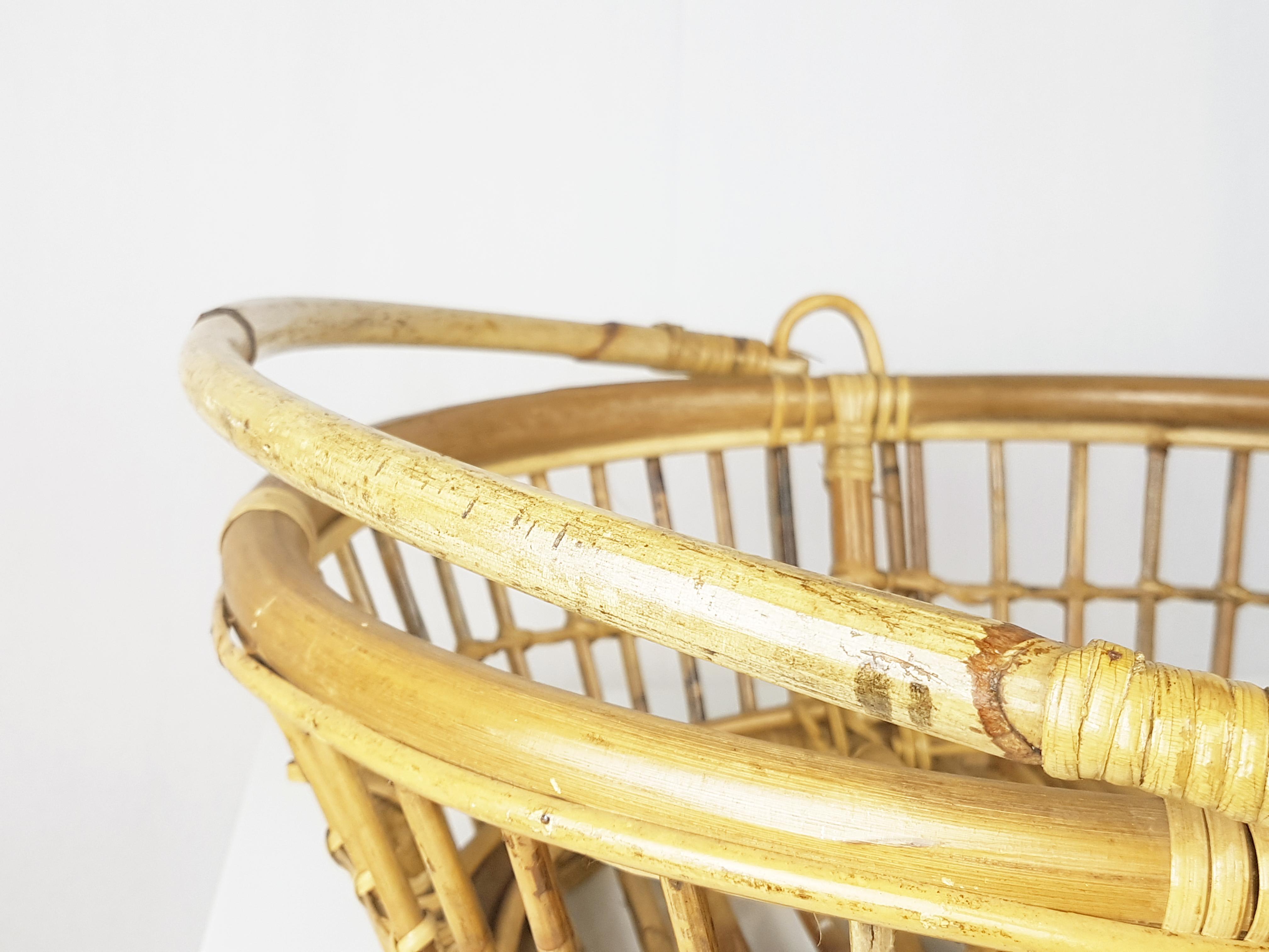 Italian Rattan & Rush Midcentury Basket or Magazine Rack In Good Condition For Sale In Varese, Lombardia