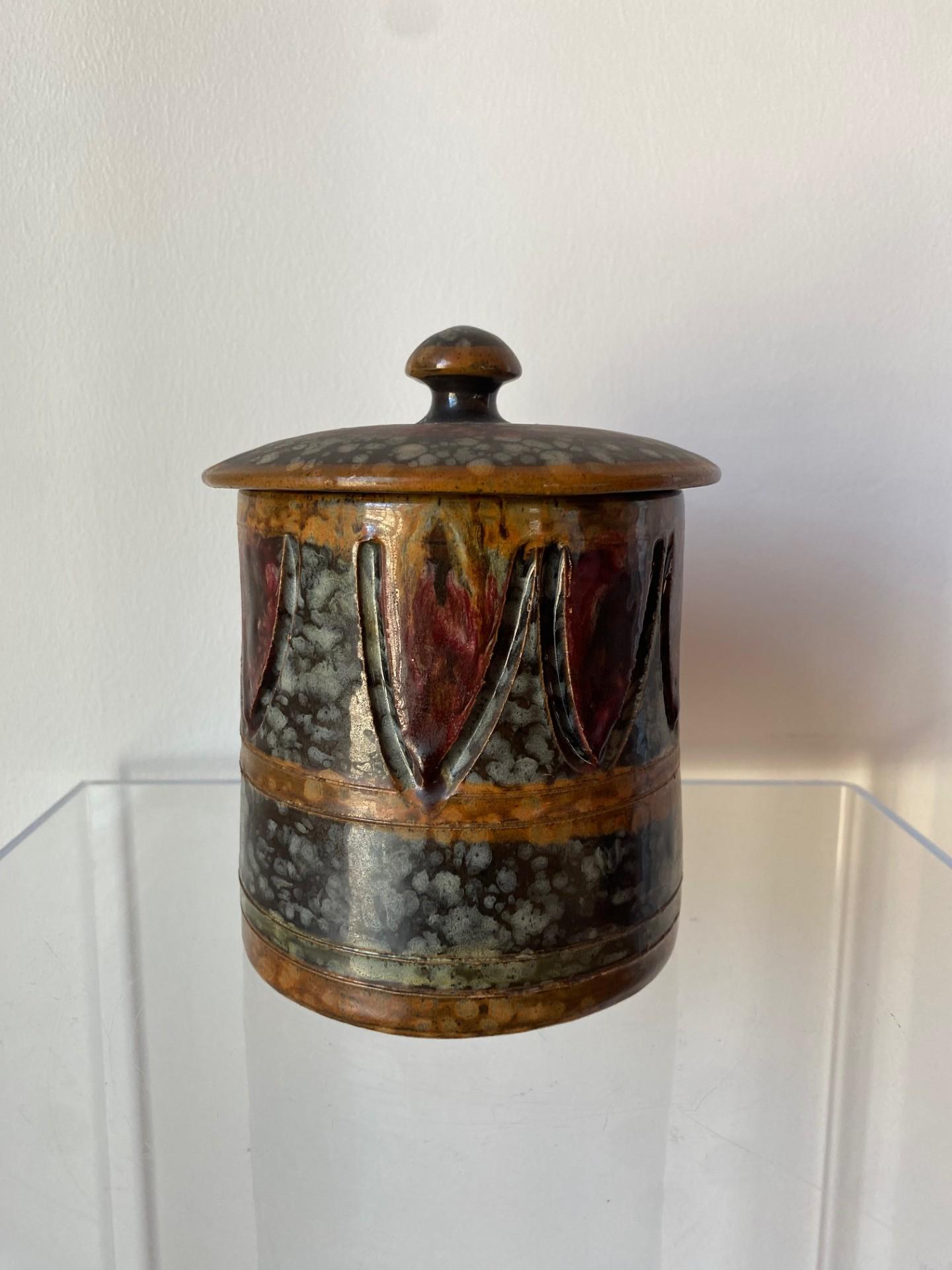 Bellissimo barattolo in ceramica italiana dipinta a mano con coperchio, realizzato in Italia negli anni '60 circa.  Splendida fattura, sensibilità Mid-Century.

Mid-Century, Hollywood Regency, Art Deco, Eclettico, Costiero, Moderno, Boho, Moderno
