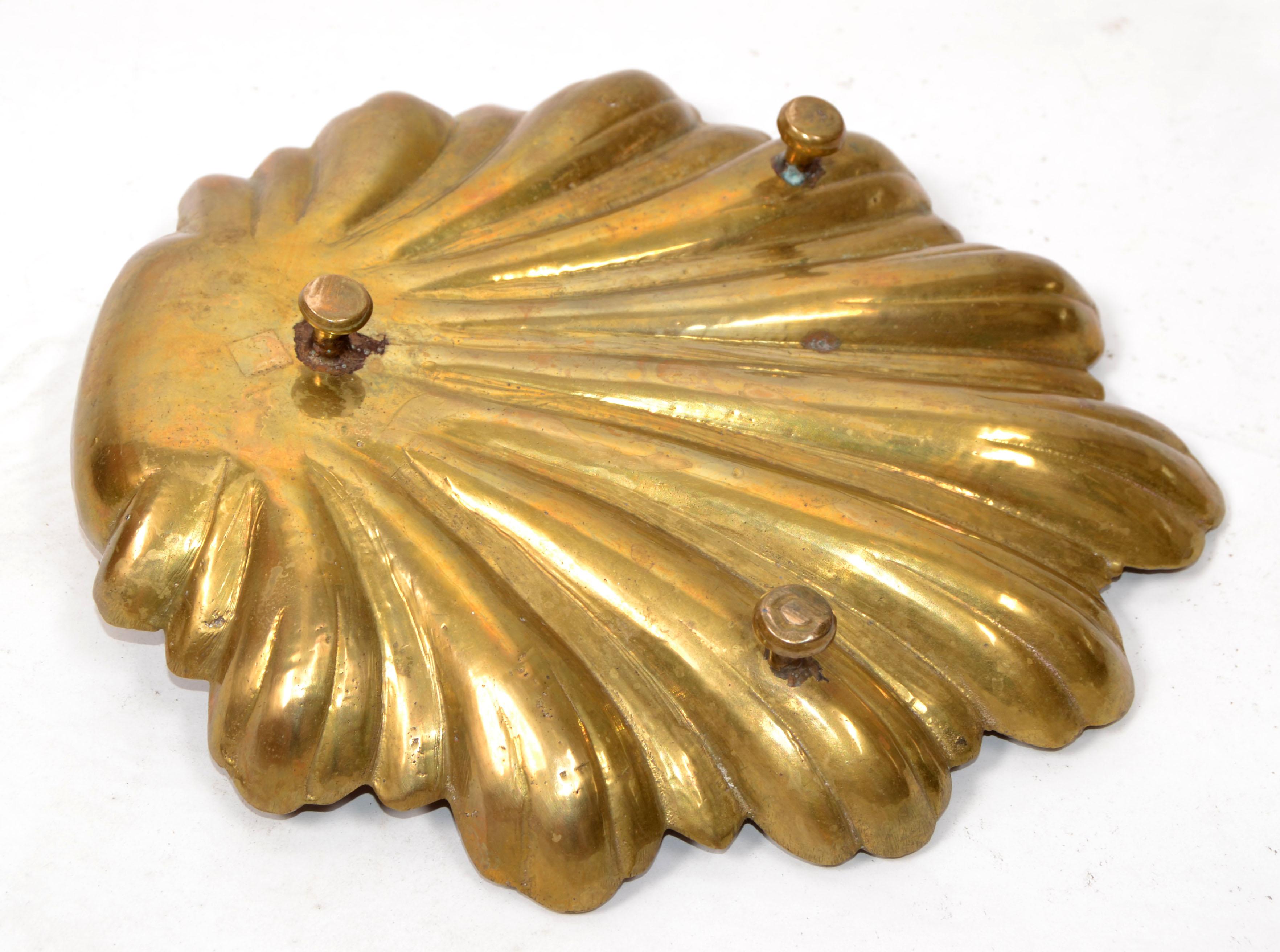 Cuenco con pie de concha de mar de latón macizo estilo Raymor italiano artesanal Catchall en venta 2