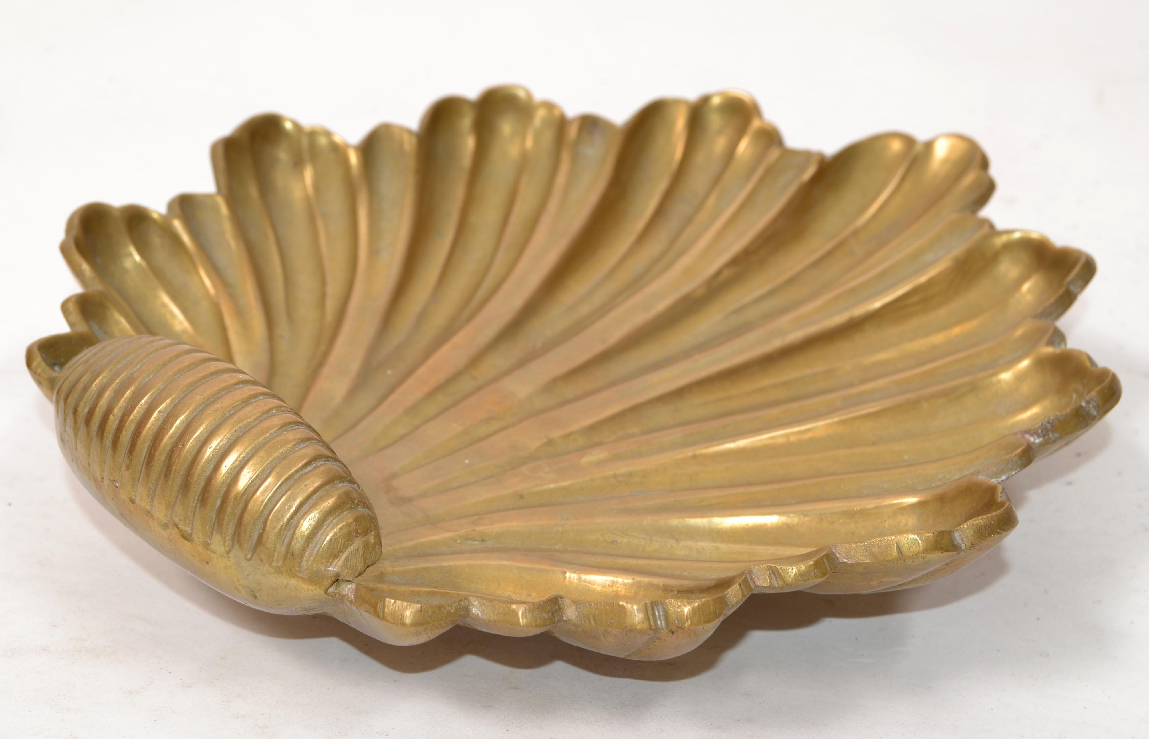 Cuenco con pie de concha de mar de latón macizo estilo Raymor italiano artesanal Catchall en venta 4
