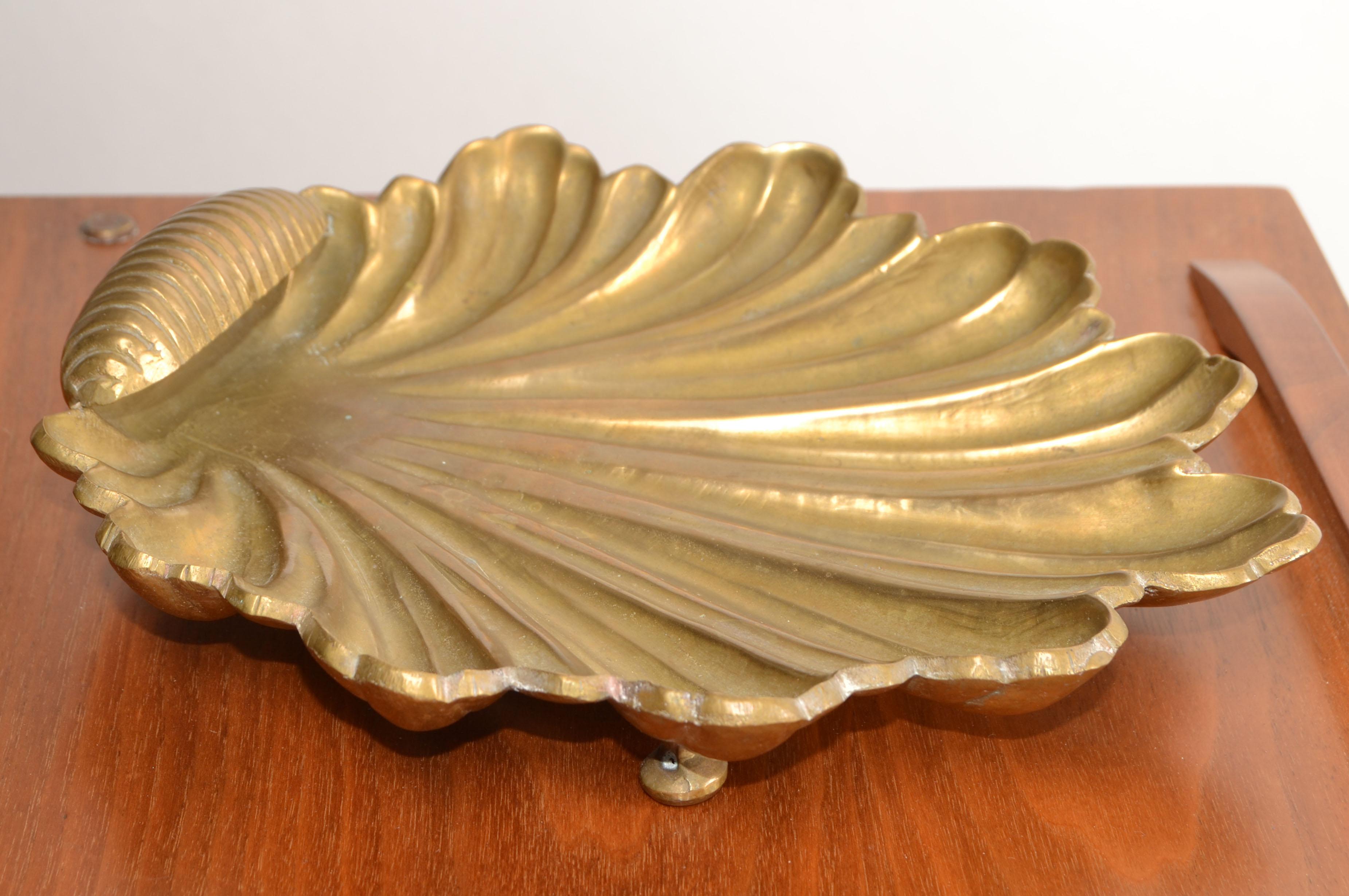 Plato, cuenco o recogedor de conchas marinas con pie de latón macizo estilo Raymor hecho a mano.
La hermosa y cálida pátina envejecida muestra la edad. Procede de Italia y no está marcado.
Un gran complemento para cualquier hogar costero, tropical o