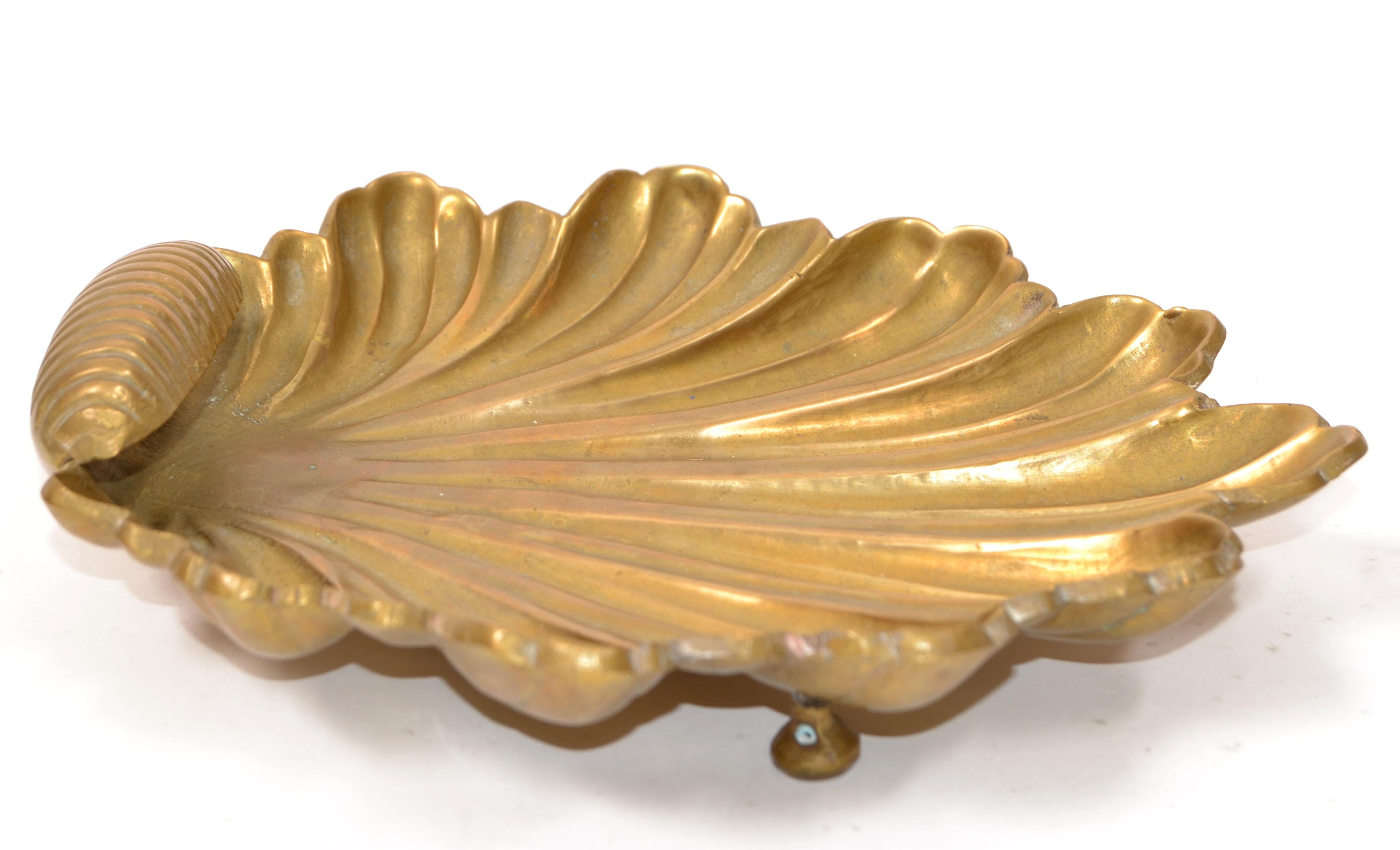 Cuenco con pie de concha de mar de latón macizo estilo Raymor italiano artesanal Catchall Moderno de mediados de siglo en venta