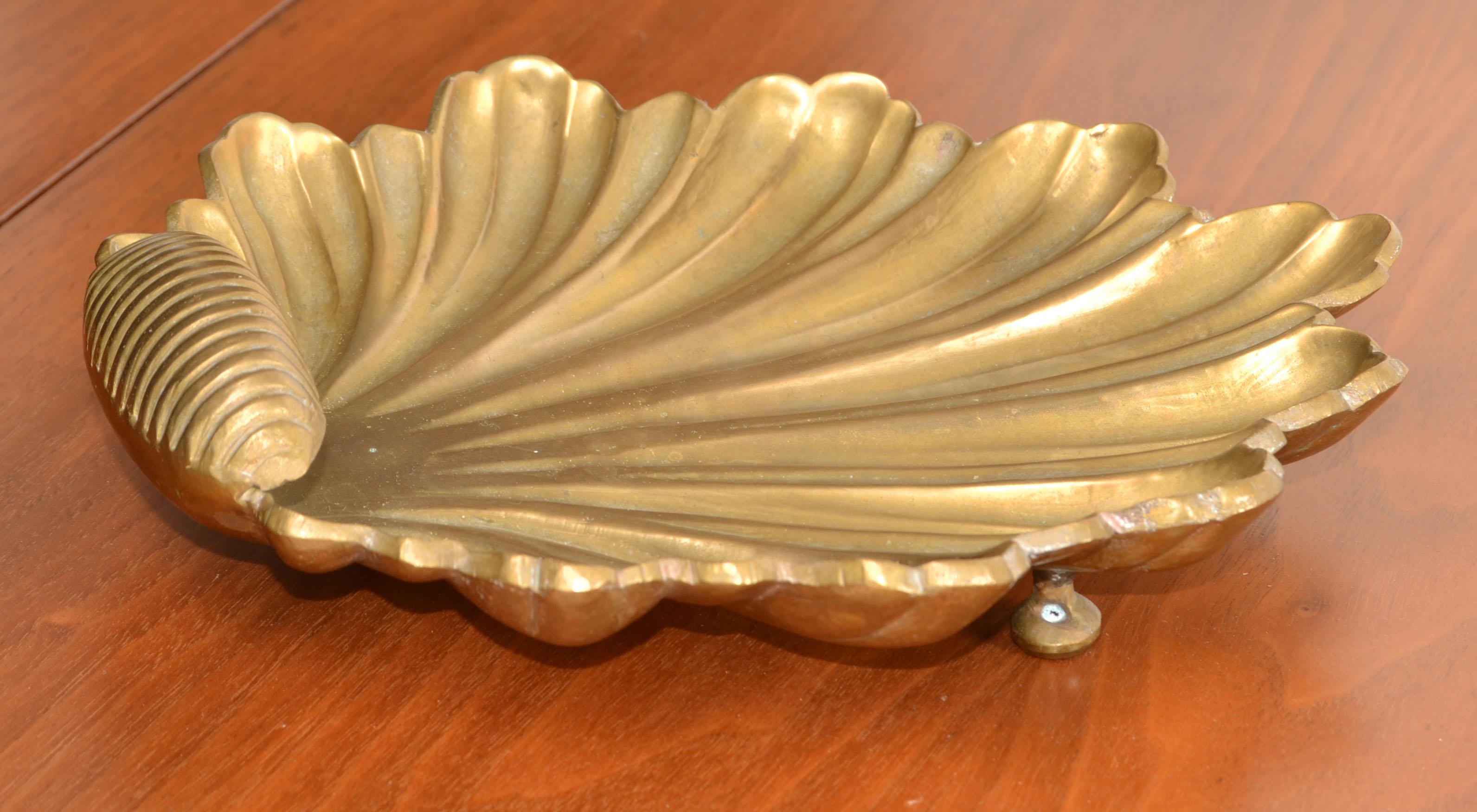 Cuenco con pie de concha de mar de latón macizo estilo Raymor italiano artesanal Catchall Italiano en venta