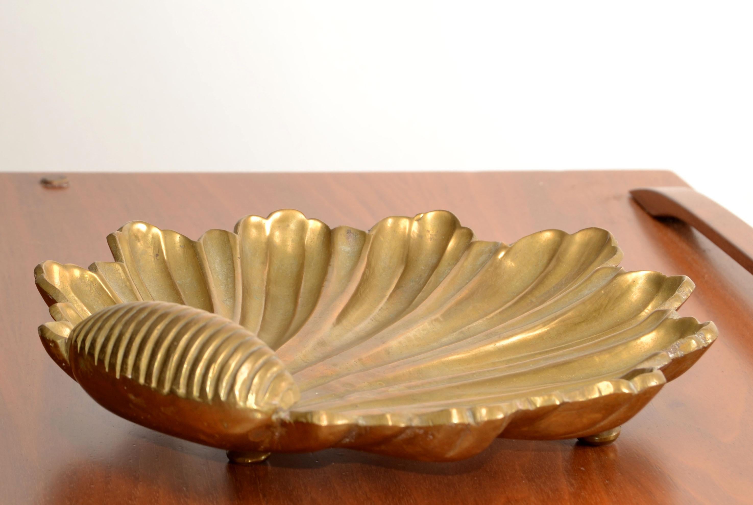 Cuenco con pie de concha de mar de latón macizo estilo Raymor italiano artesanal Catchall Hecho a mano en venta