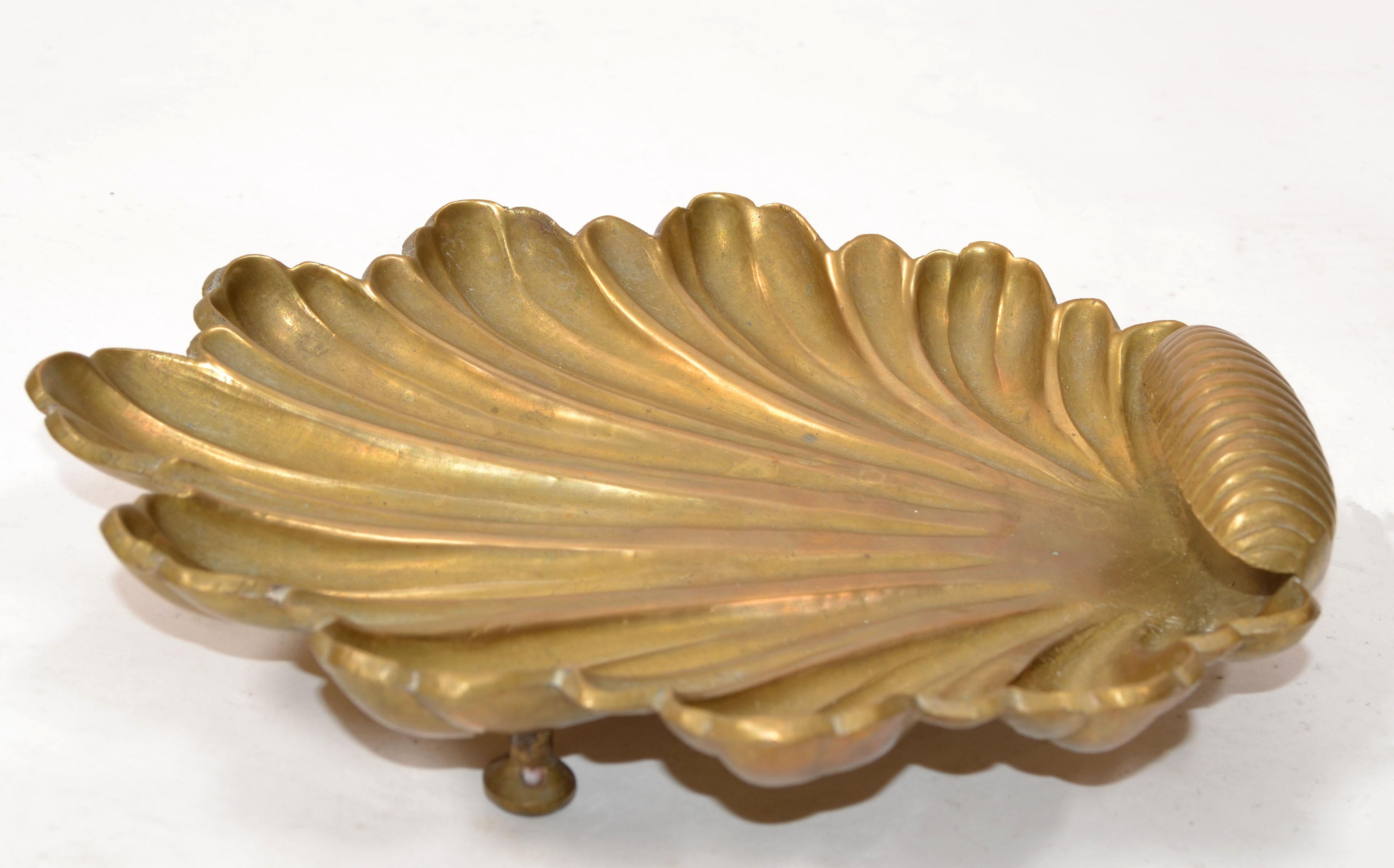 Cuenco con pie de concha de mar de latón macizo estilo Raymor italiano artesanal Catchall en Bueno estado para la venta en Miami, FL