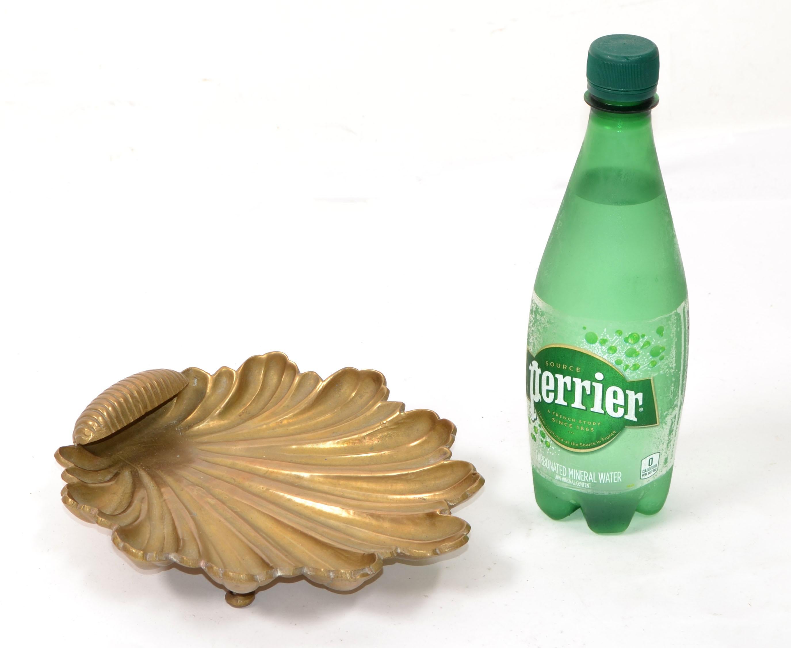 Cuenco con pie de concha de mar de latón macizo estilo Raymor italiano artesanal Catchall finales del siglo XX en venta