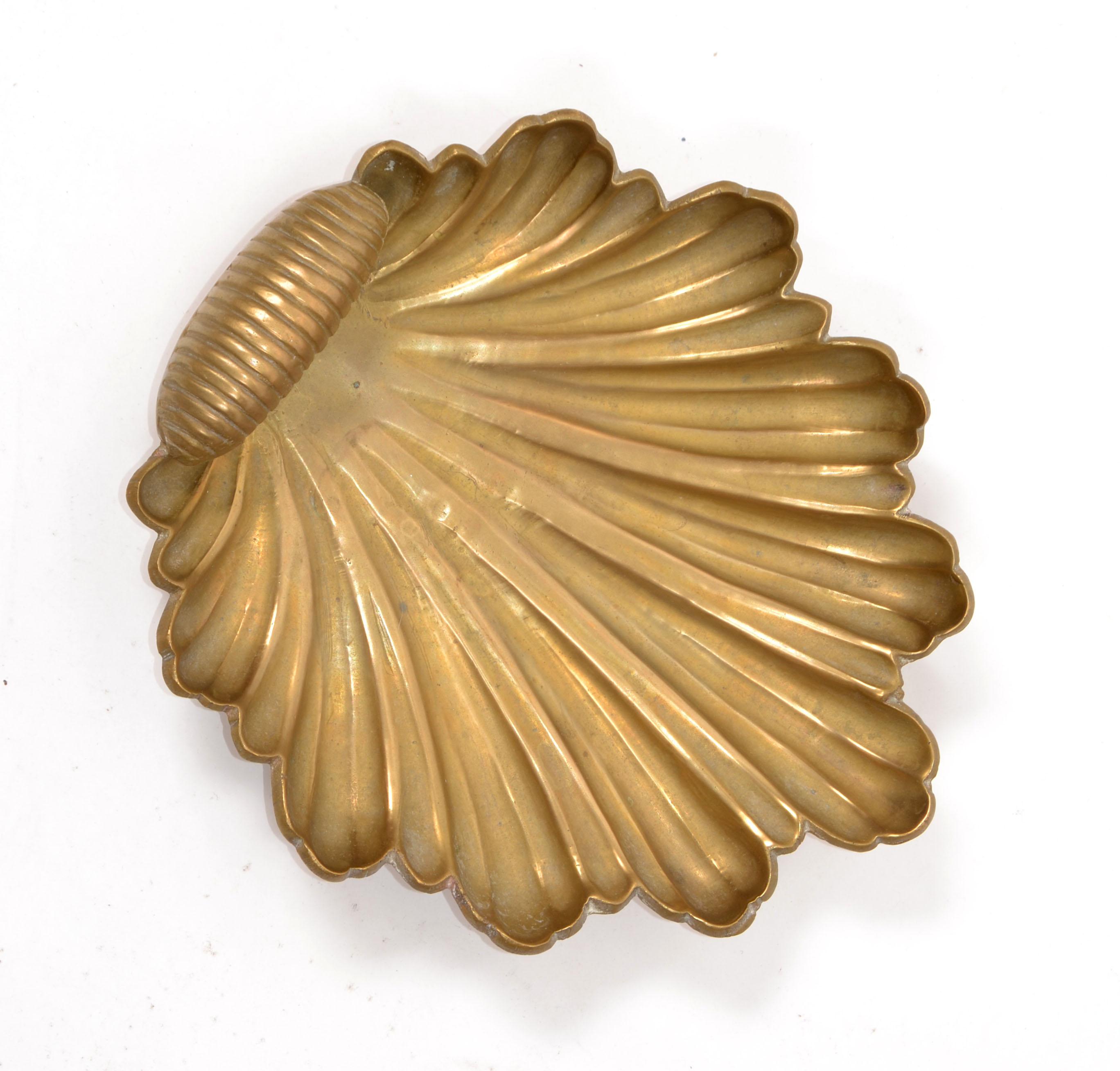 Cuenco con pie de concha de mar de latón macizo estilo Raymor italiano artesanal Catchall Latón en venta