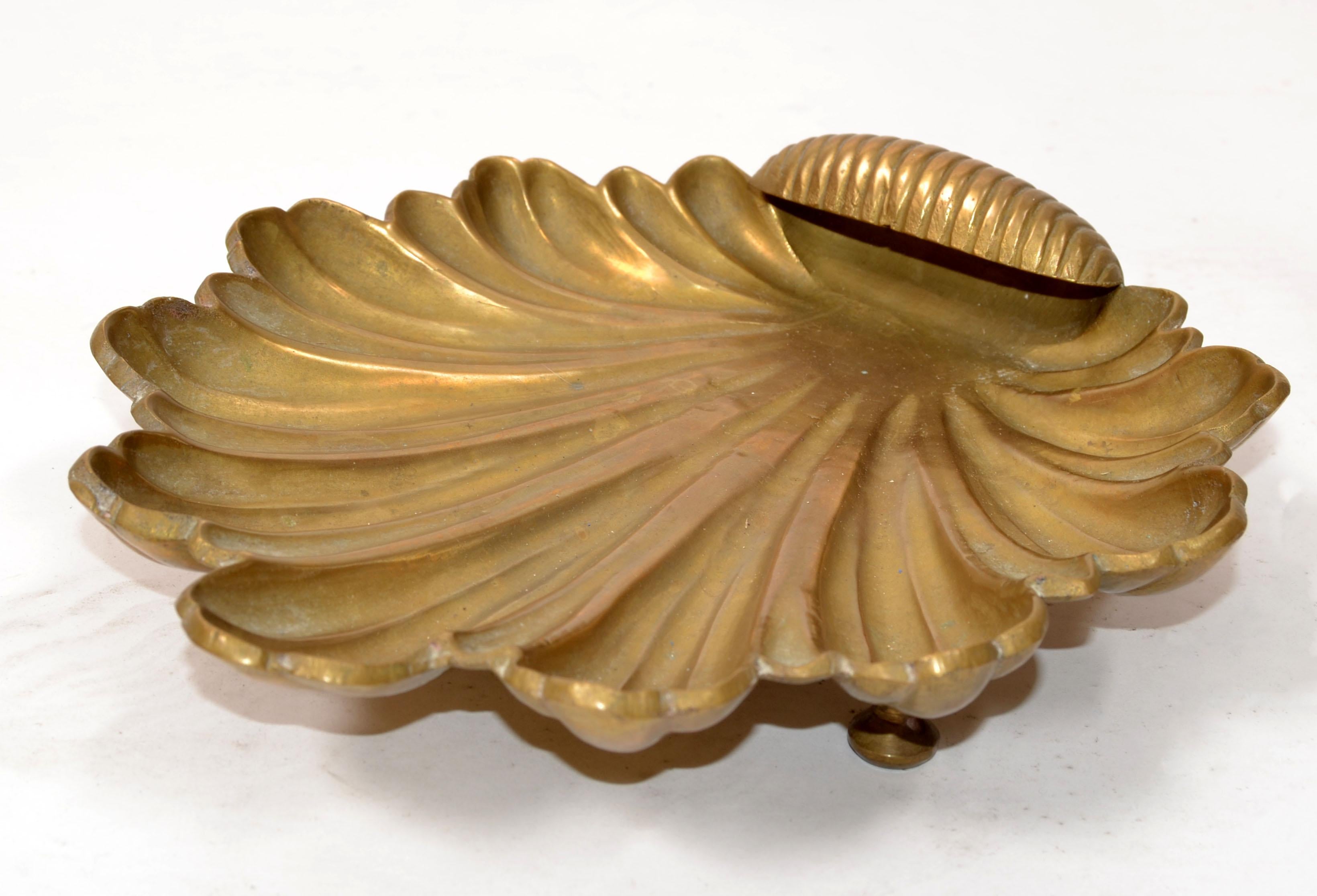 Cuenco con pie de concha de mar de latón macizo estilo Raymor italiano artesanal Catchall en venta 1