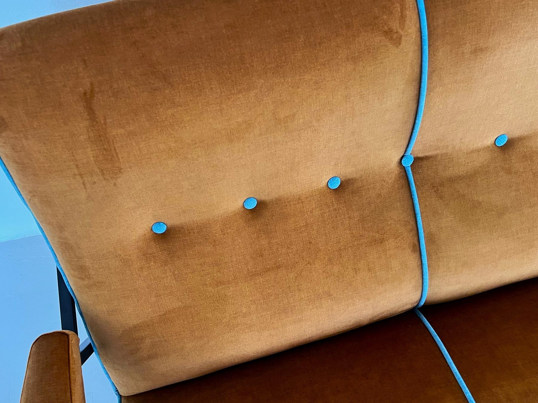 Neu gepolstertes italienisches Sofa aus der Jahrhundertmitte im Angebot 2