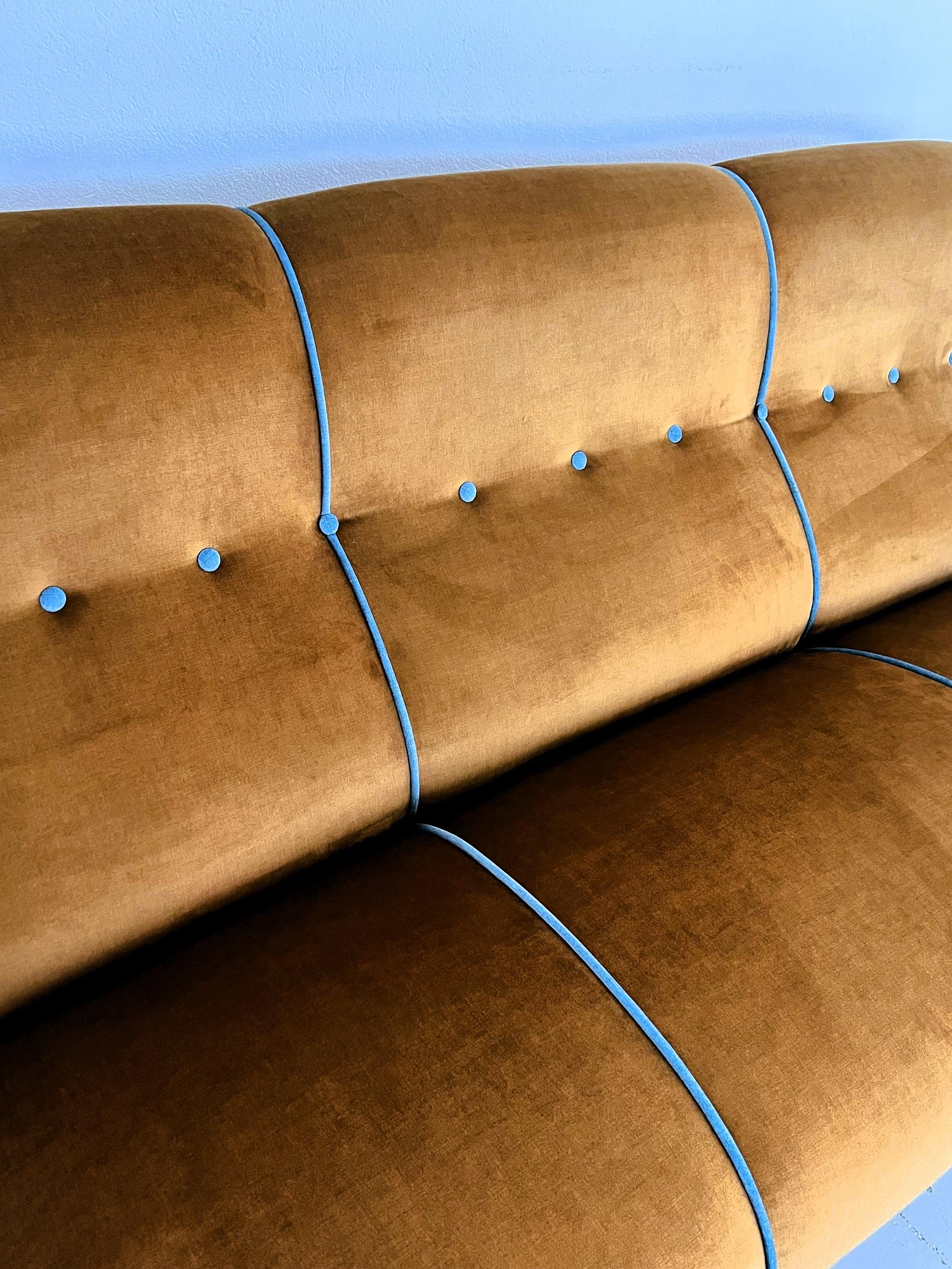 Neu gepolstertes italienisches Sofa aus der Jahrhundertmitte im Angebot 3