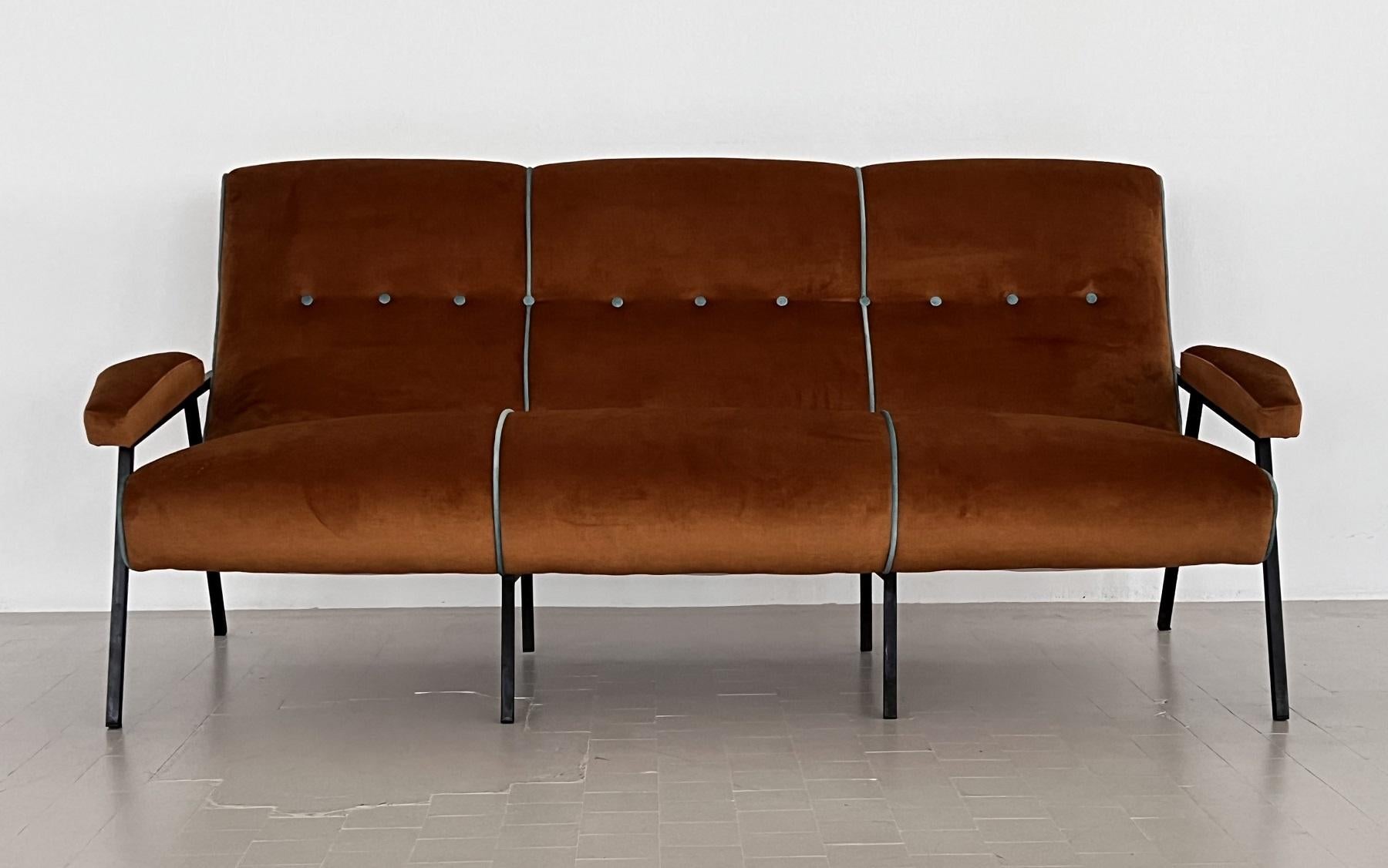 Neu gepolstertes italienisches Sofa aus der Jahrhundertmitte im Angebot 6