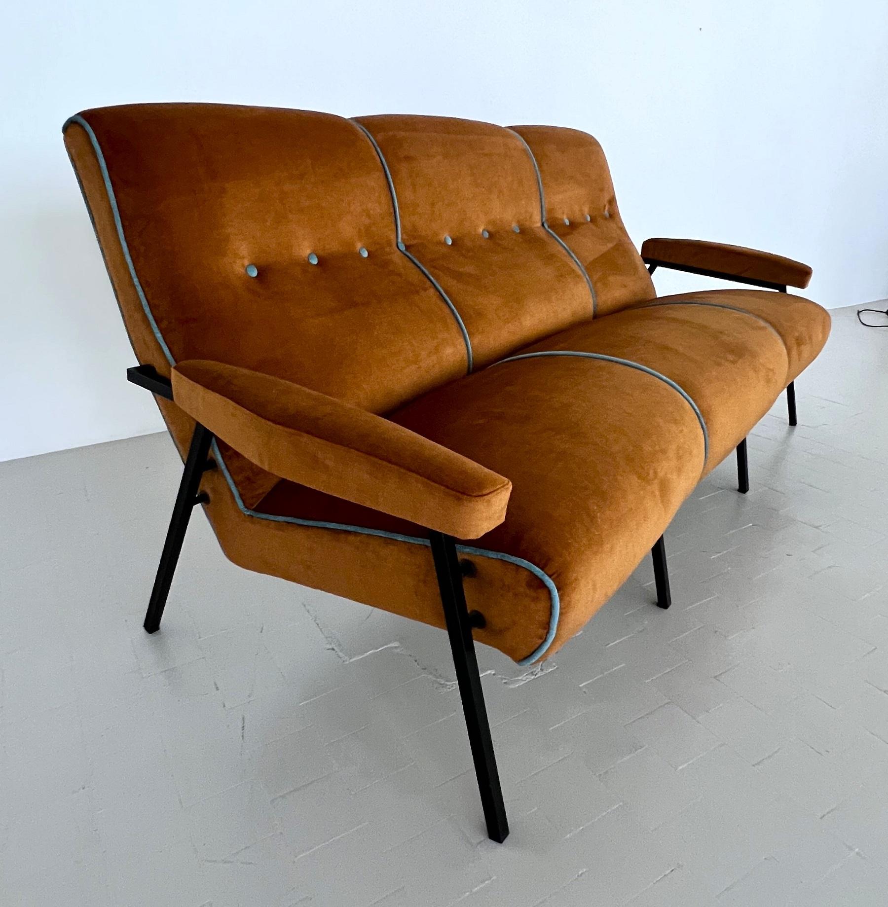 Italian Re-upholstered Midcentury Settee or Sofa For Sale 7