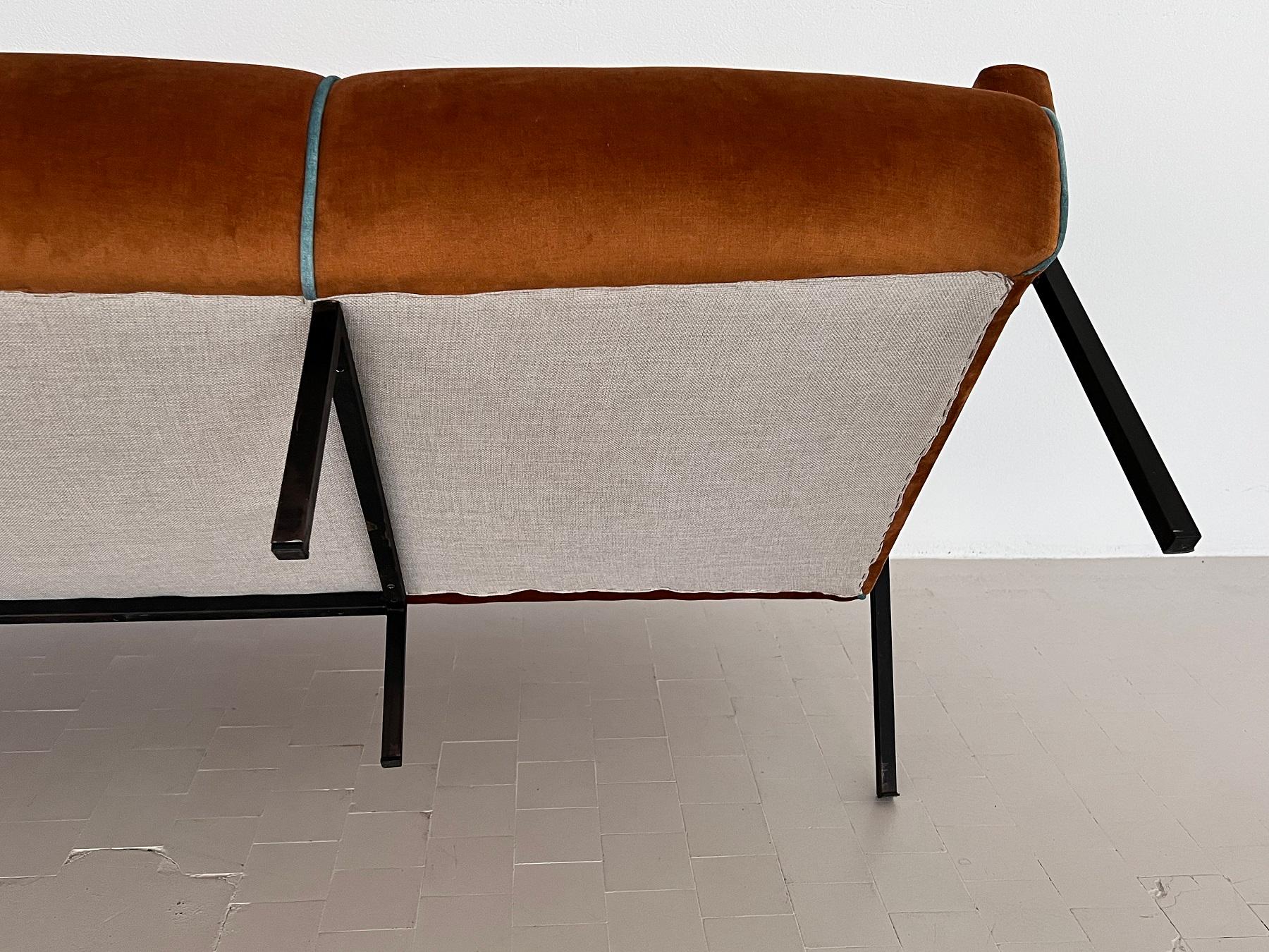 Neu gepolstertes italienisches Sofa aus der Jahrhundertmitte im Angebot 9