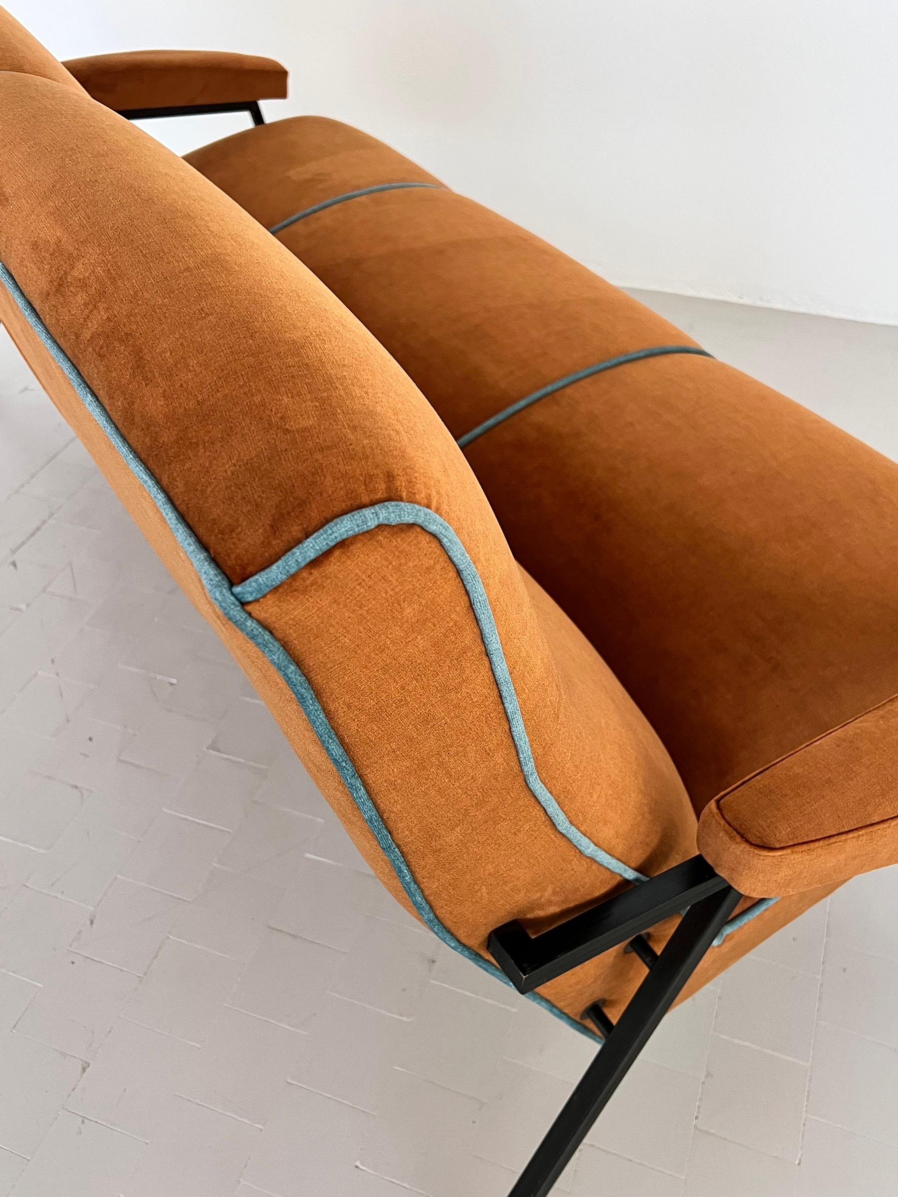 Neu gepolstertes italienisches Sofa aus der Jahrhundertmitte im Angebot 1