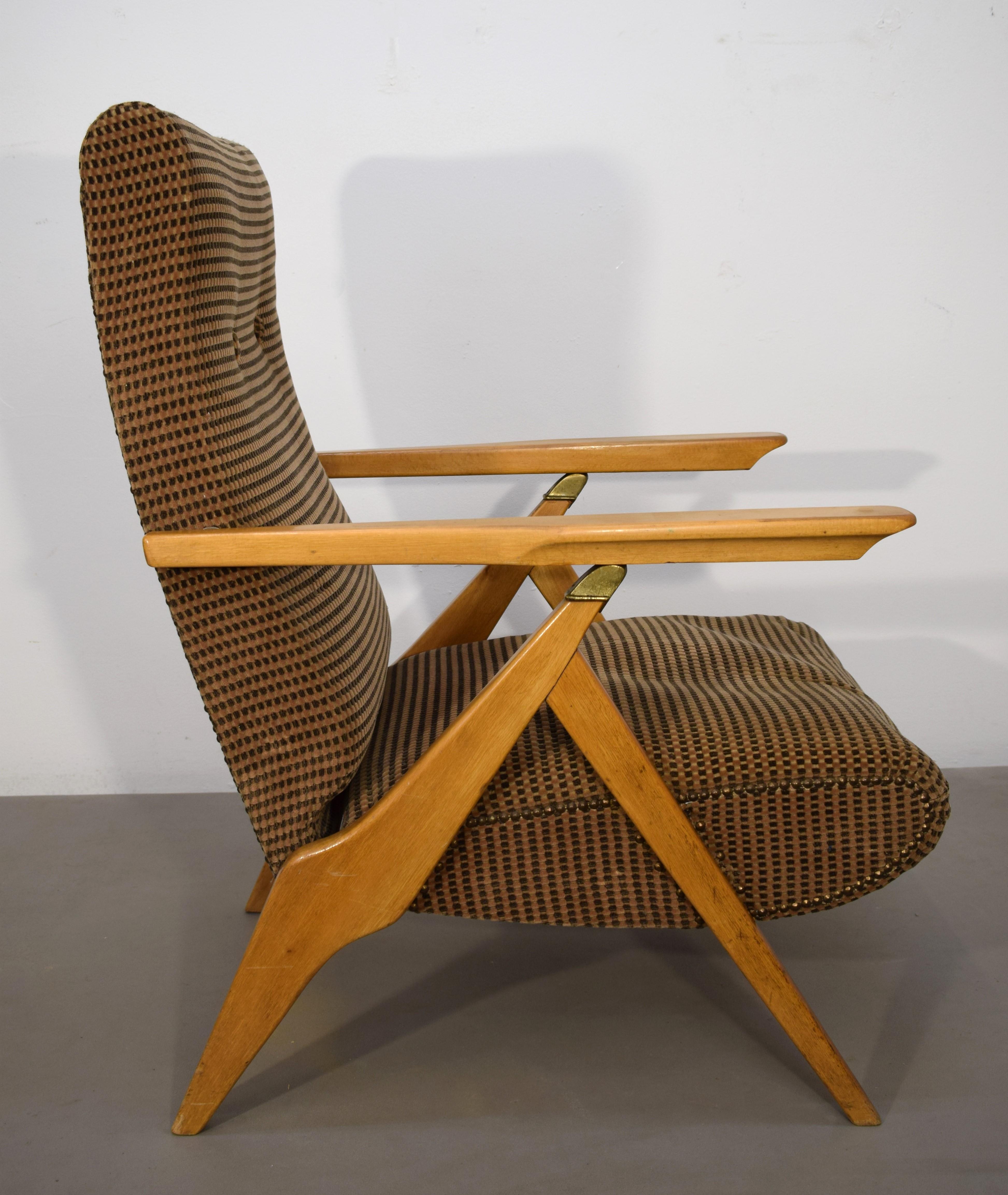 Italian reclining armchair by Antonio Gorgone, 1950s.
Dimensions: 
H= 96 cm; W= 63 cm; D min 75 cm; D max = 100 cm; H seat= 40 cm.