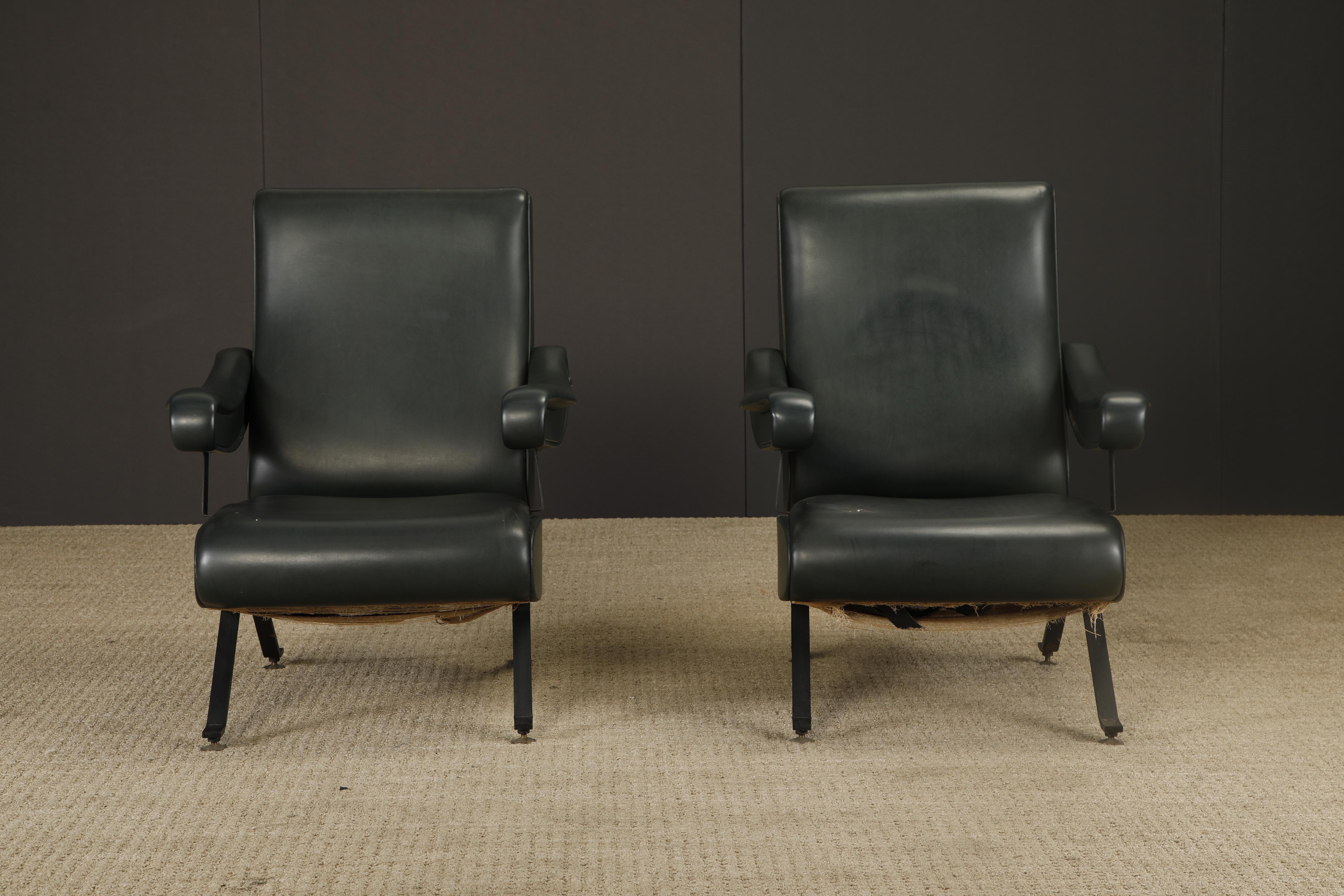 Un llamativo par de tumbonas reclinables italianas atribuidas a Nello Pini para Novarredo, de finales de la década de 1950, candidatas ideales para ser retapizadas. 

Estos raros sillones vintage muestran una silueta elegante y modernista, con patas