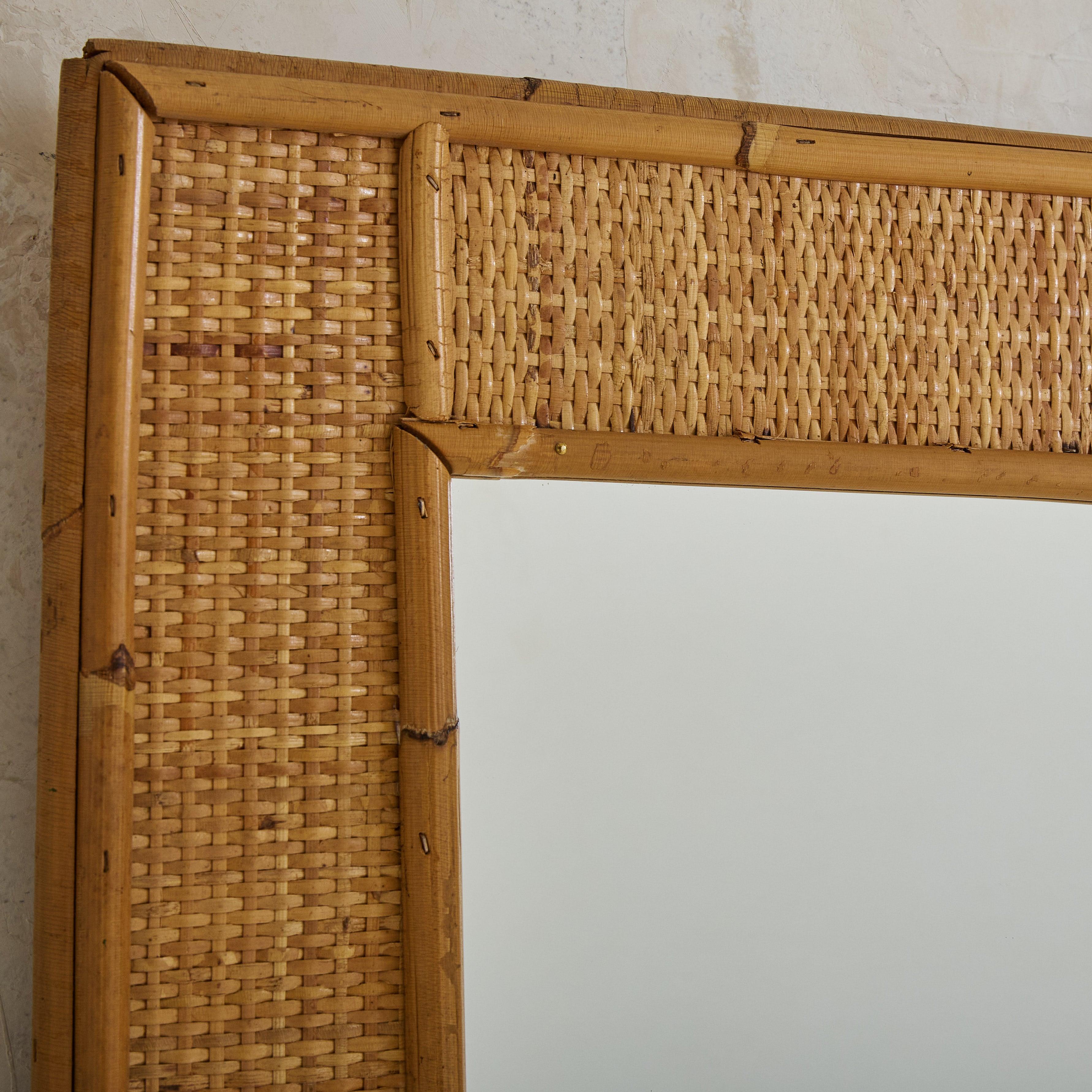 Espejo de pared italiano rectangular de bambú y ratán, años 60 en venta 1