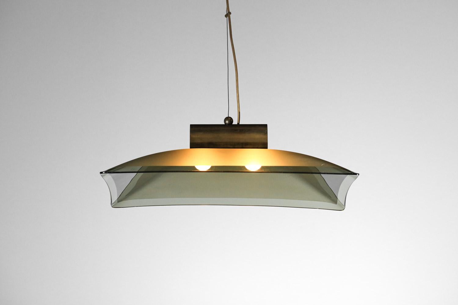 Italian rectangular glass suspension attributed to Fontana Arte - H138
Italian suspension lamp from the 60s attributed to Fontana Arte. Solid brass suspension base and large rectangular grey frosted glass shade. Very fine vintage condition with a