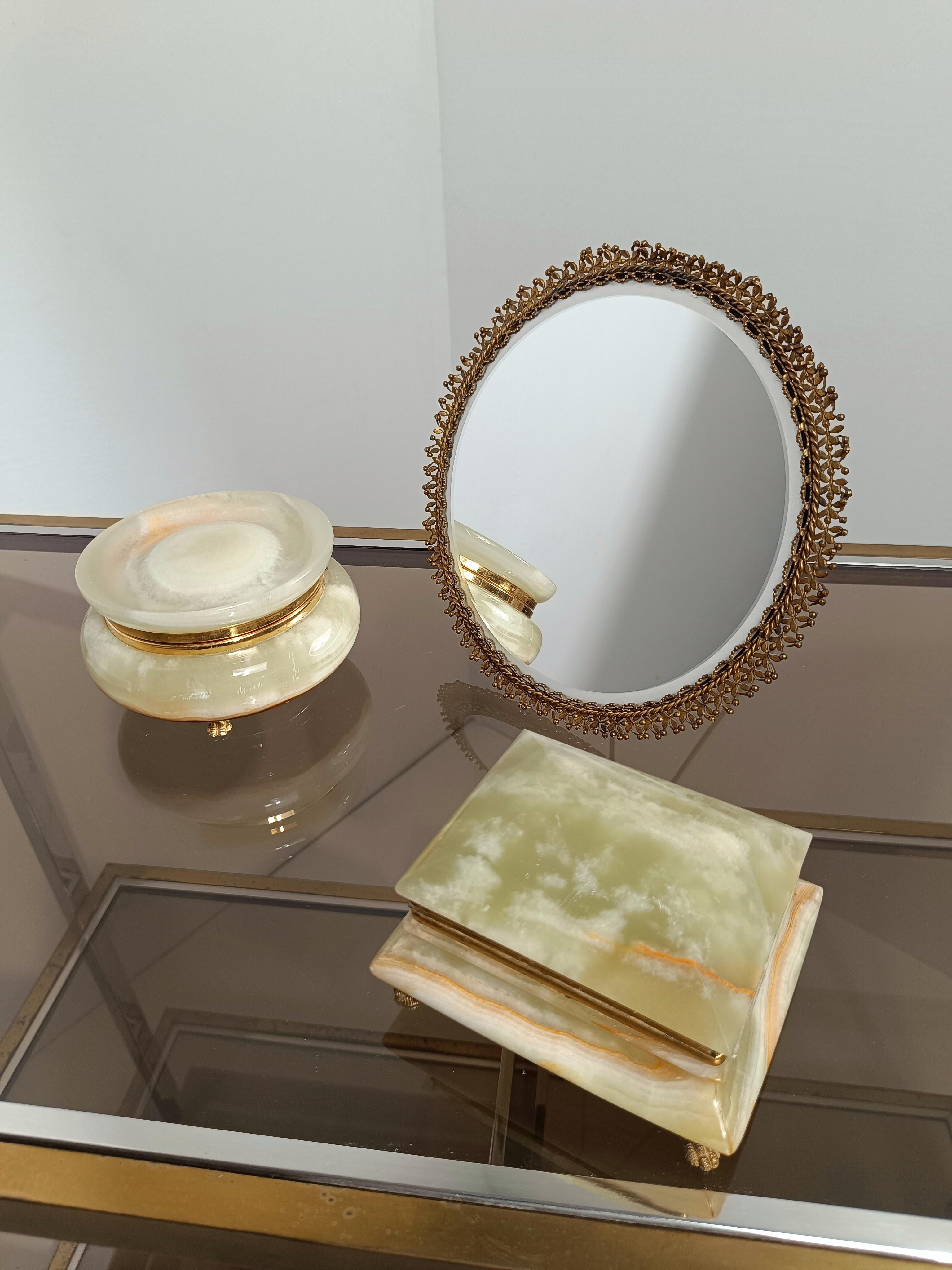 A box as precious as the jewels it could contain inside, almost certainly hand-carved in Italy with the highest quality onyx marble.    Although this jewelery box dates back to the 1950s and 1960s, the design winks at the style of the 18th century