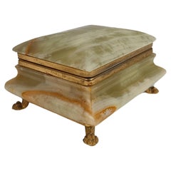 Caja rectangular italiana de mármol ónice verde con pies dorados, 50ss