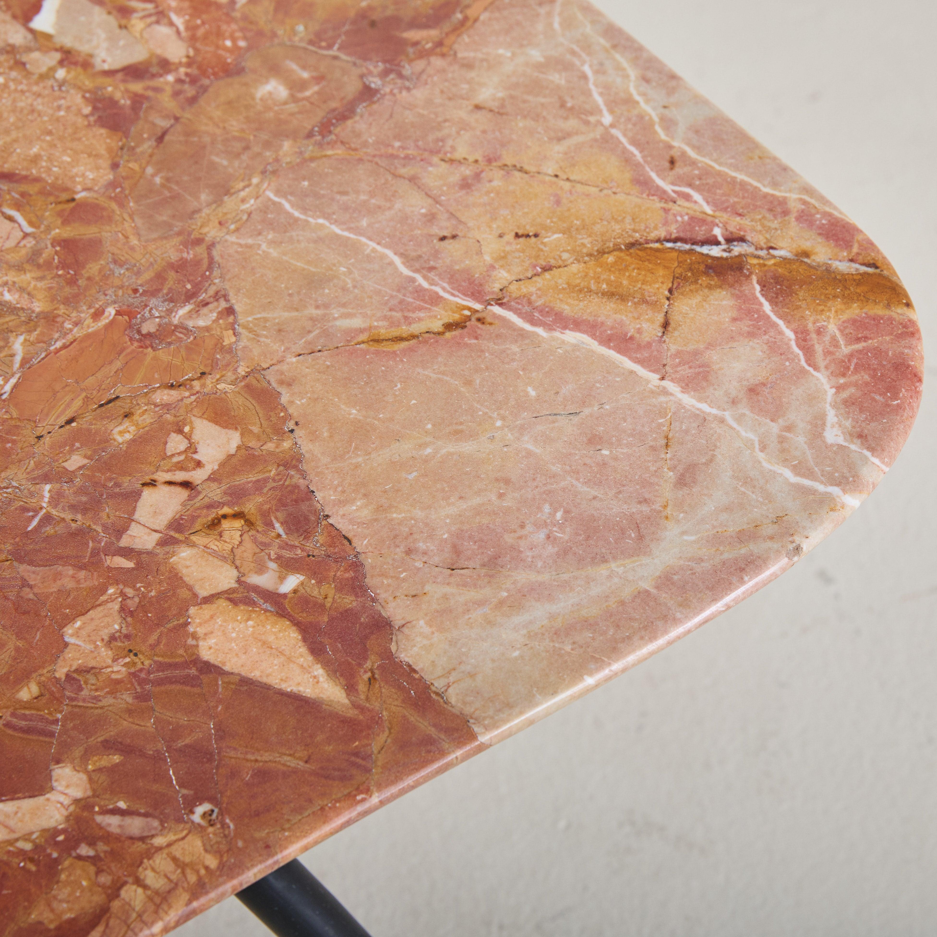 Italian Rectangular Pink Marble Coffee Table, 1950s Bon état - En vente à Chicago, IL
