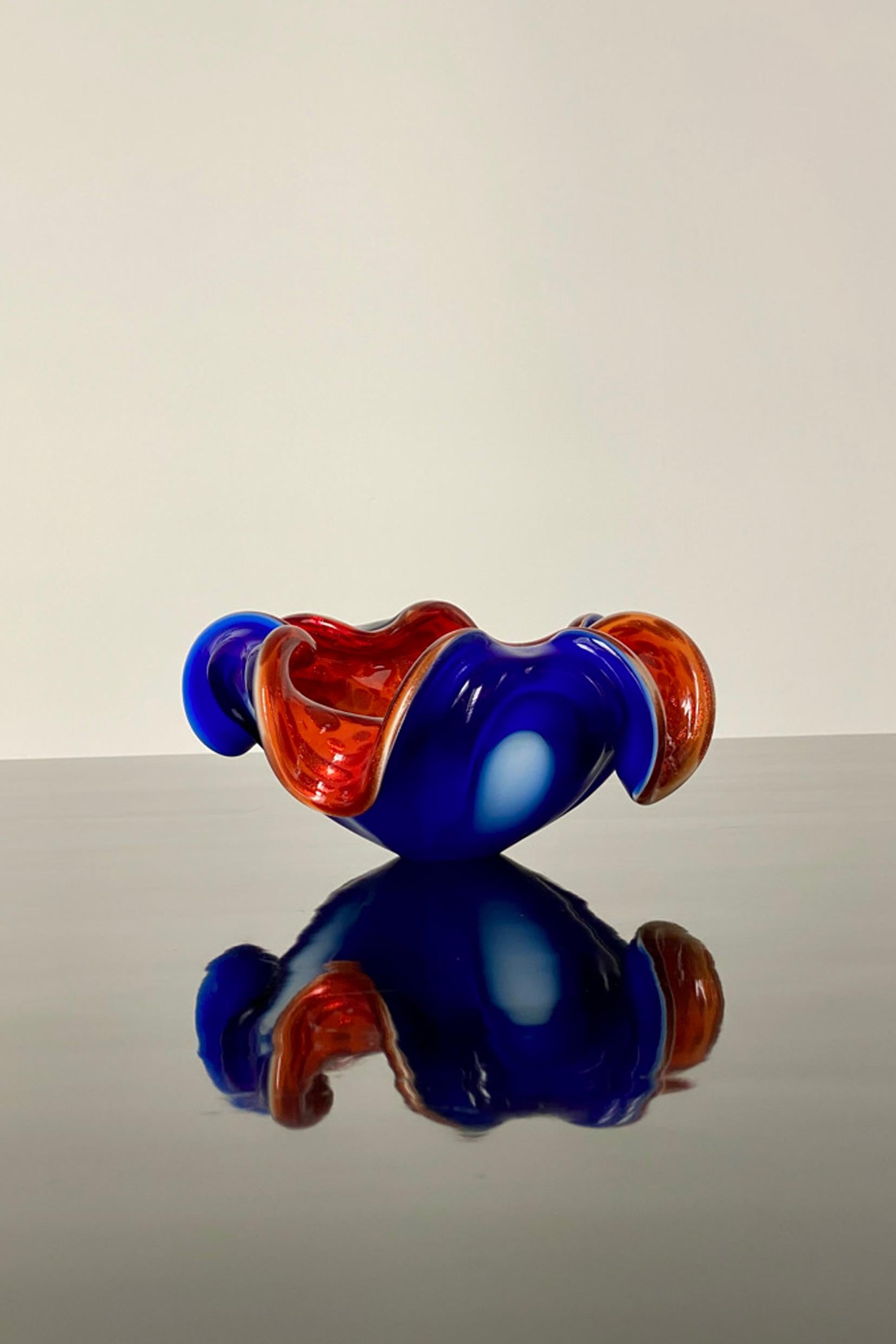 Art nouveau Bol en verre de Murano rouge et bleu italien avec mouchetures d'or aventurine en vente