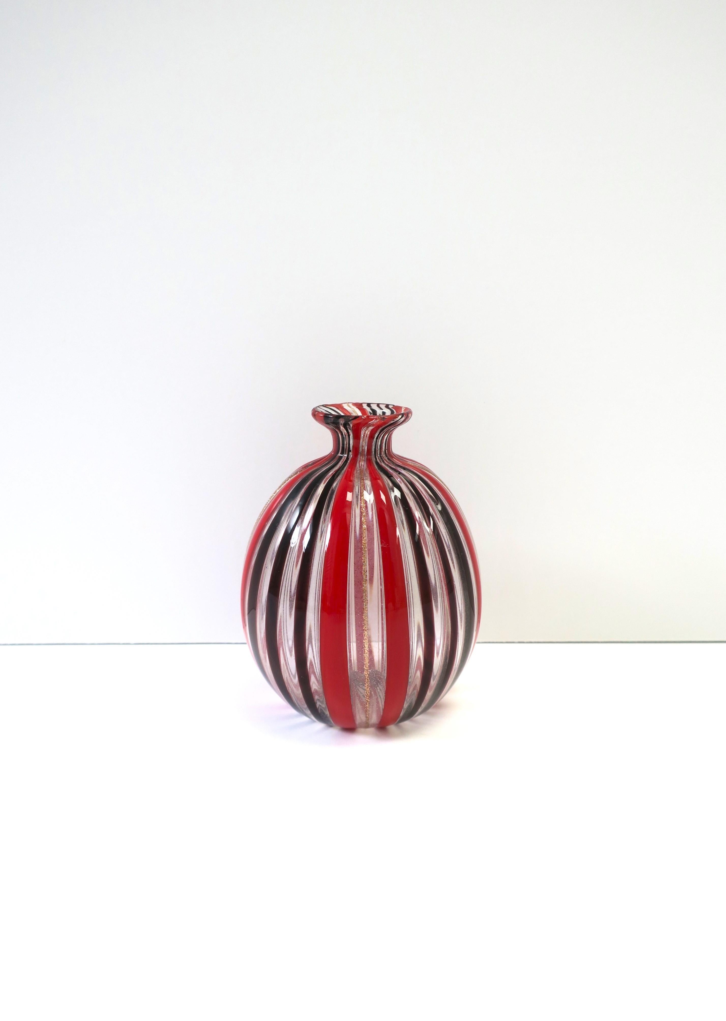 A beautiful small Italian red, dark brown and sparkling copper art glass vase, circa late-20th century, Italy. A beautiful piece with vertical lines and pinched neck. Use to highlight a single flower or as a standalone piece. Dimensions: 3.94