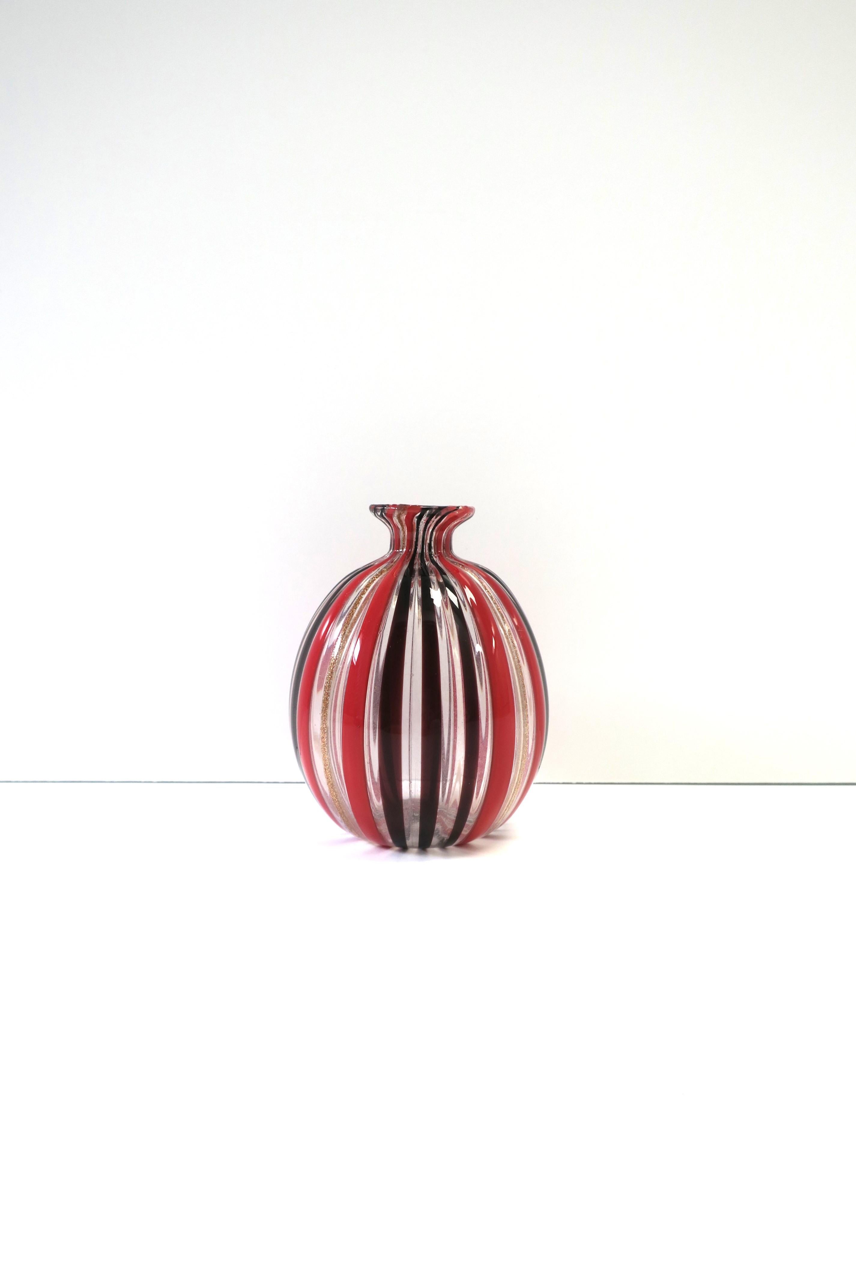 Italienische Vase aus rotem und braunem Kunstglas, klein (Handgefertigt) im Angebot