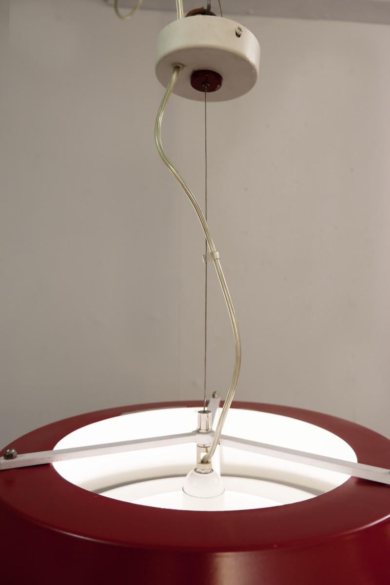 Mid-Century Modern Lampe à suspension italienne en métal rouge et blanc, années 1960 en vente