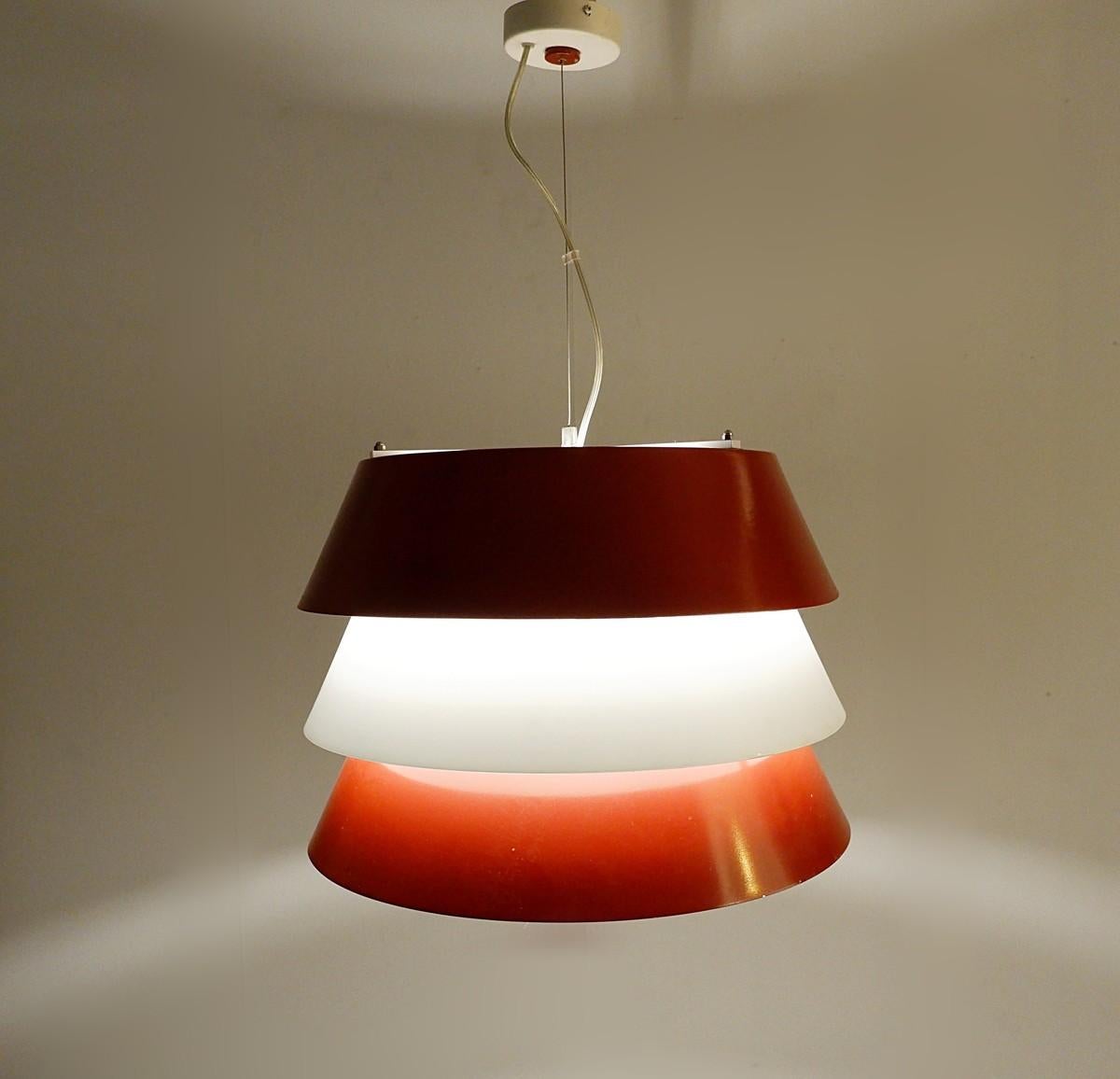 Lampe à suspension italienne en métal rouge et blanc, années 1960 Bon état - En vente à Brussels, BE