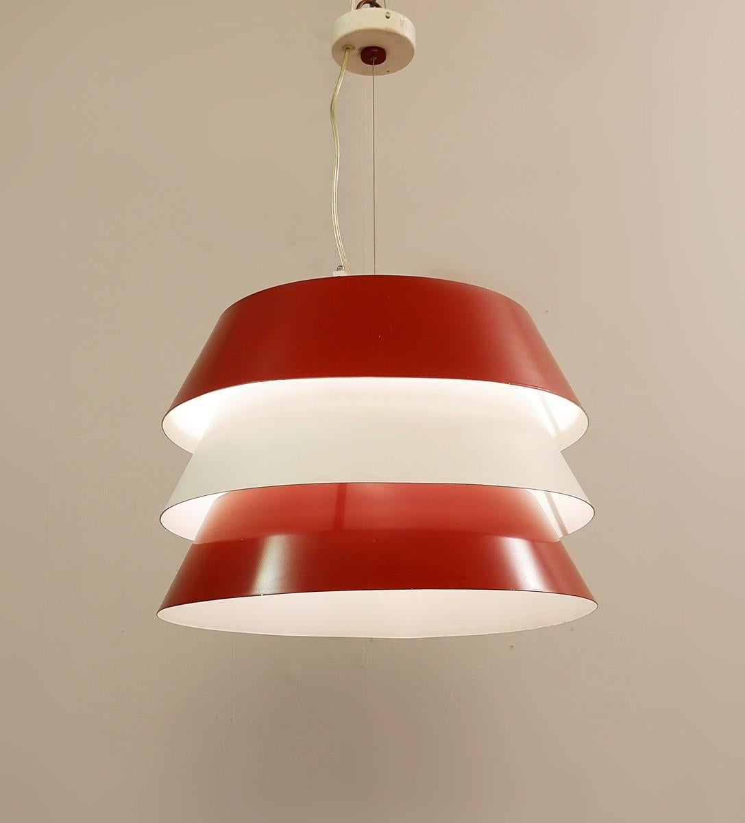 Lampe à suspension italienne en métal rouge et blanc, années 1960 en vente 1