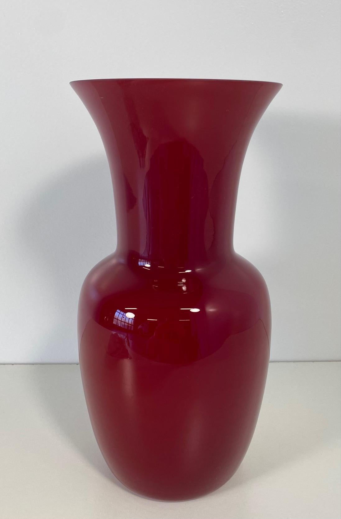 Vaso in vetro soffiato opalino, rosso all'esterno e bianco all'interno, prodotto da Venini a Murano, Venezia (Italia). 

Firmato sotto la base 